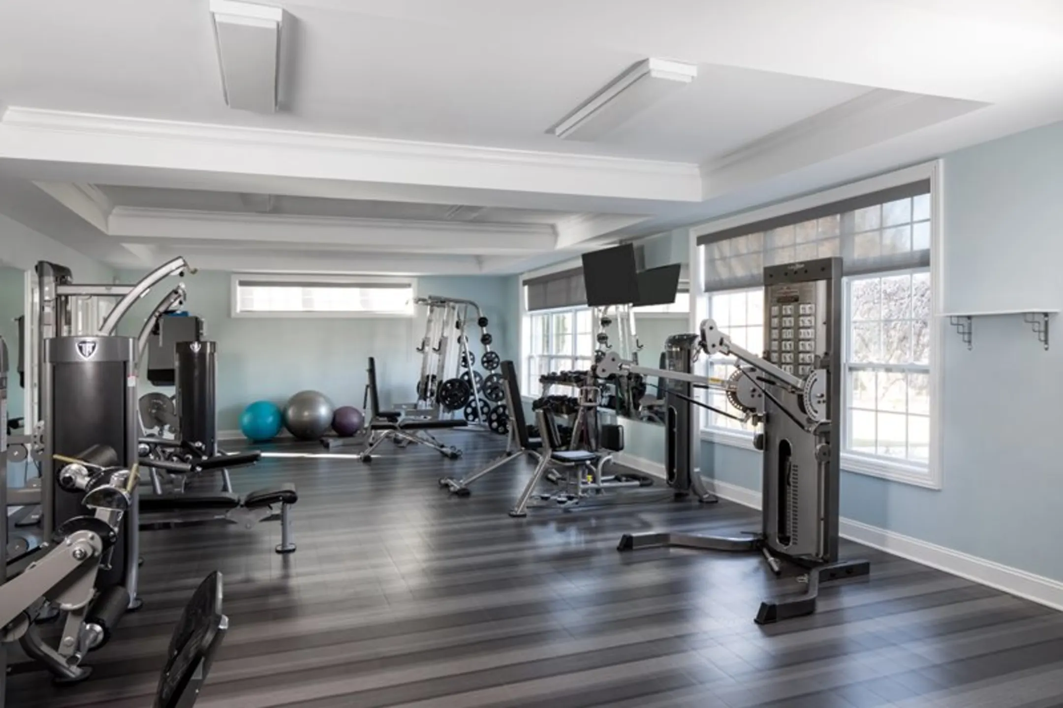 Fitness Weight Room - Green Hill Luxury Rentals - Franklin Park, NJ