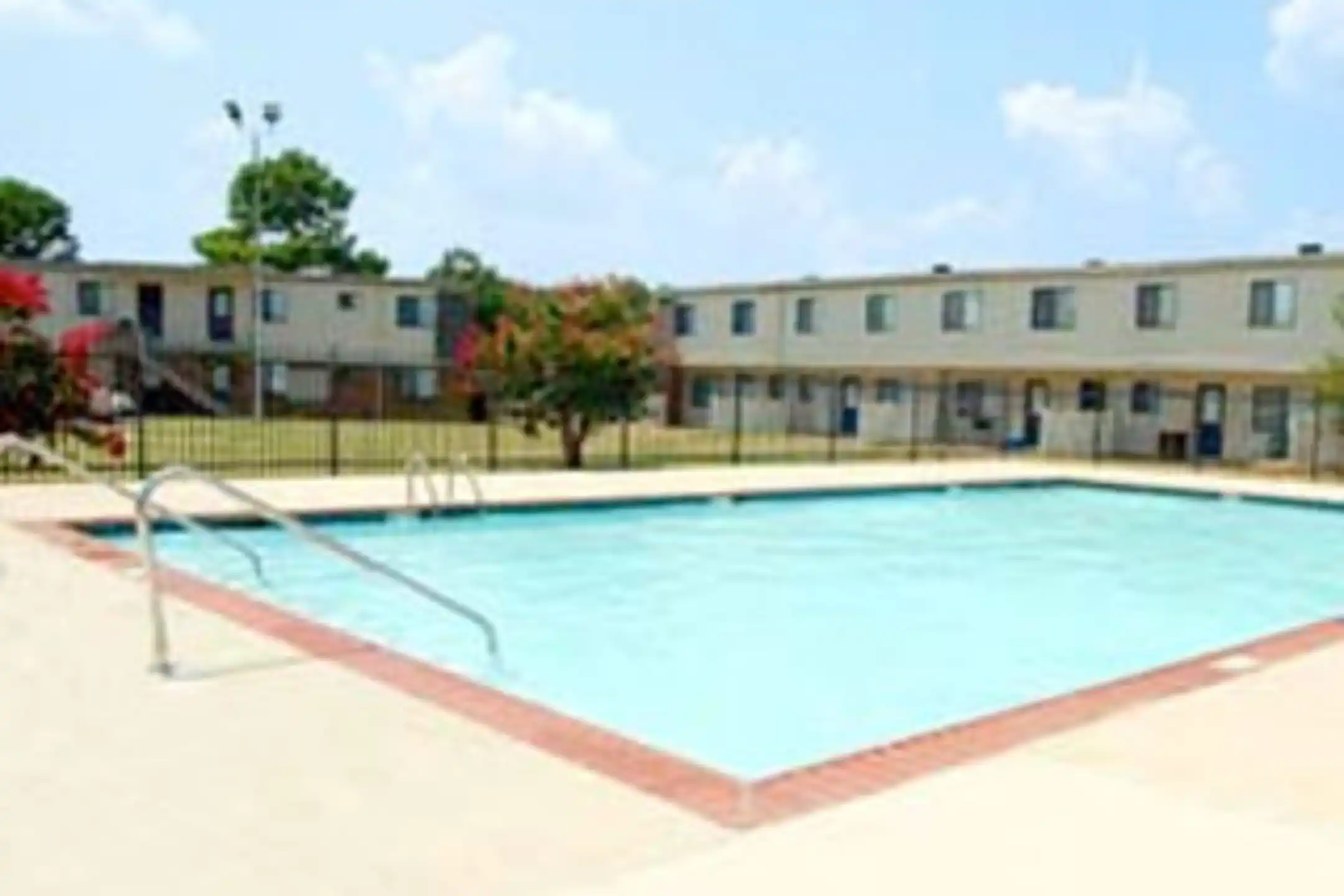 Pool - The Vue at Claudette - Memphis, TN