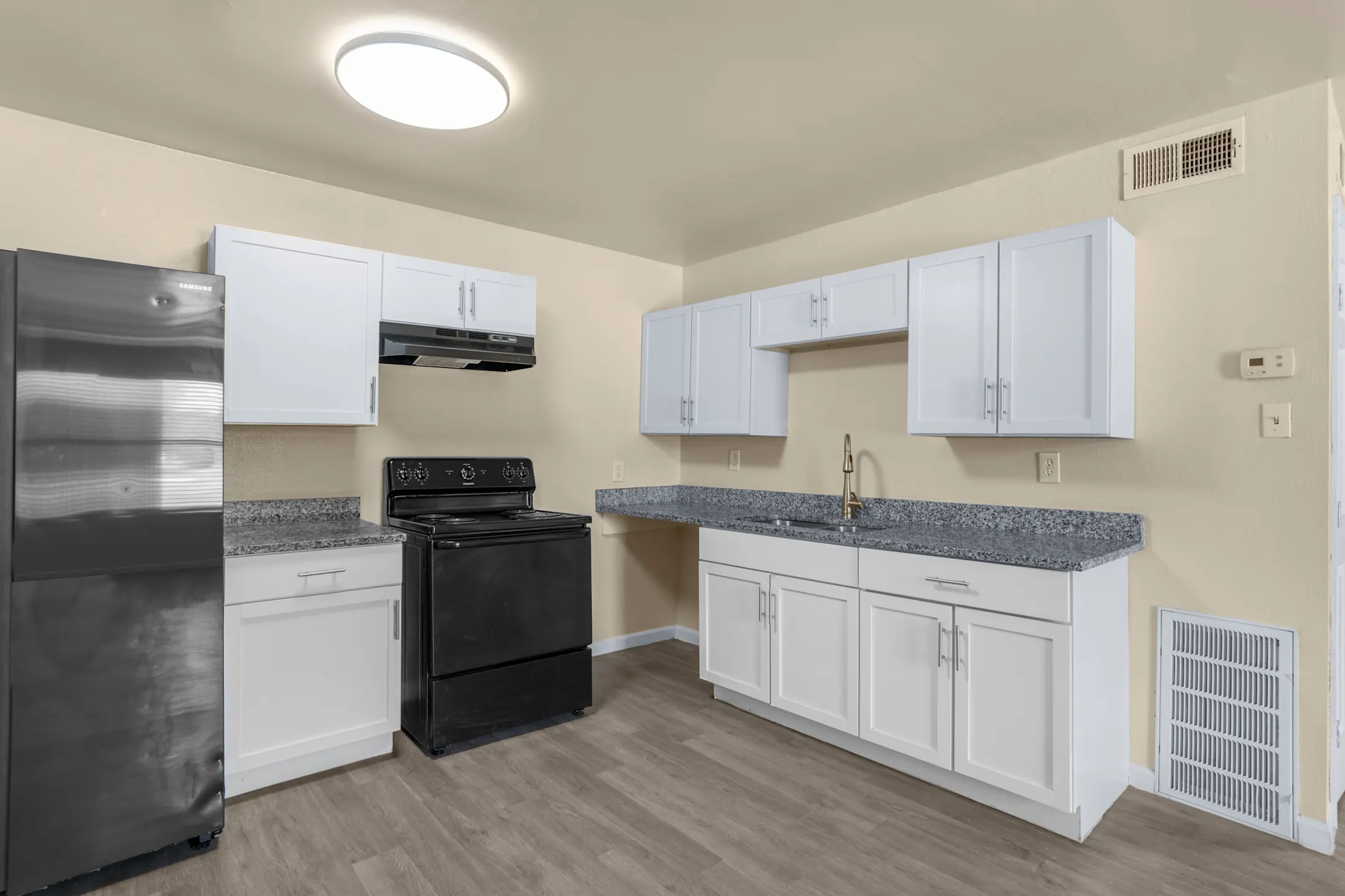 Kitchen - Delmar Place Apartments - San Antonio, TX