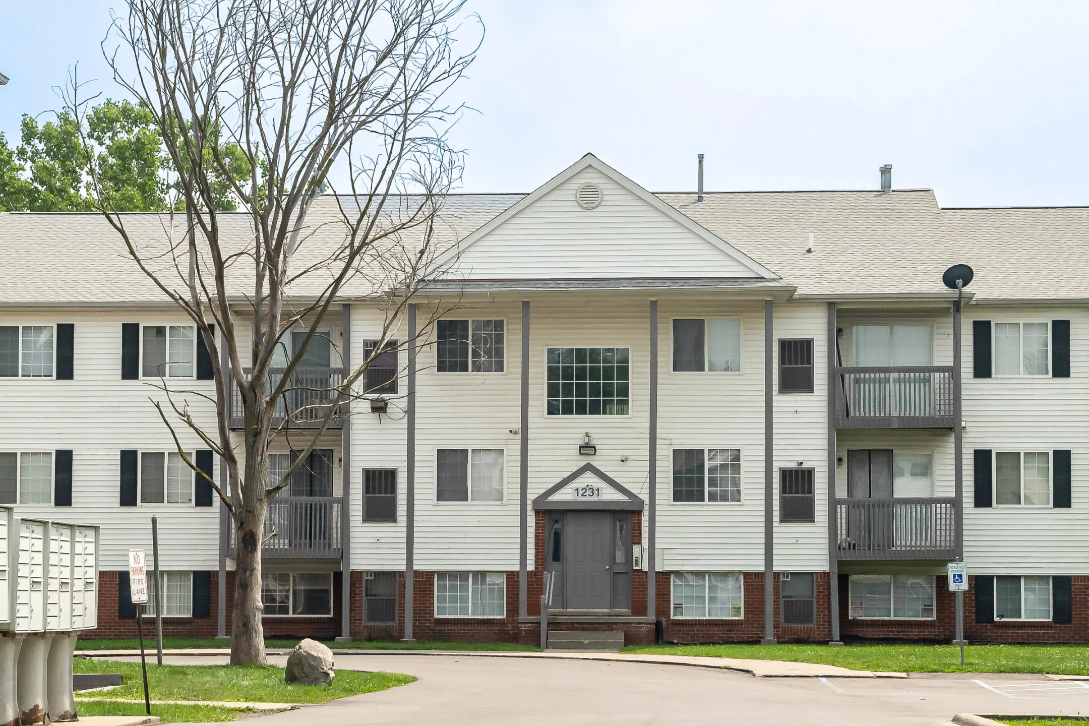 Auburn West Apartments 1221 Colony Lane Pontiac, MI Apartments for