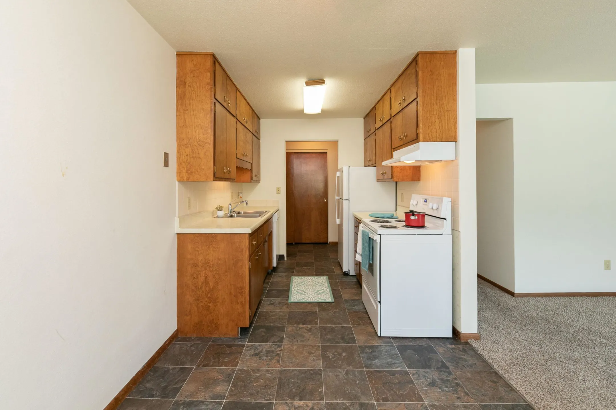 Kitchen - Luxford Court Apartment Community - Fargo, ND