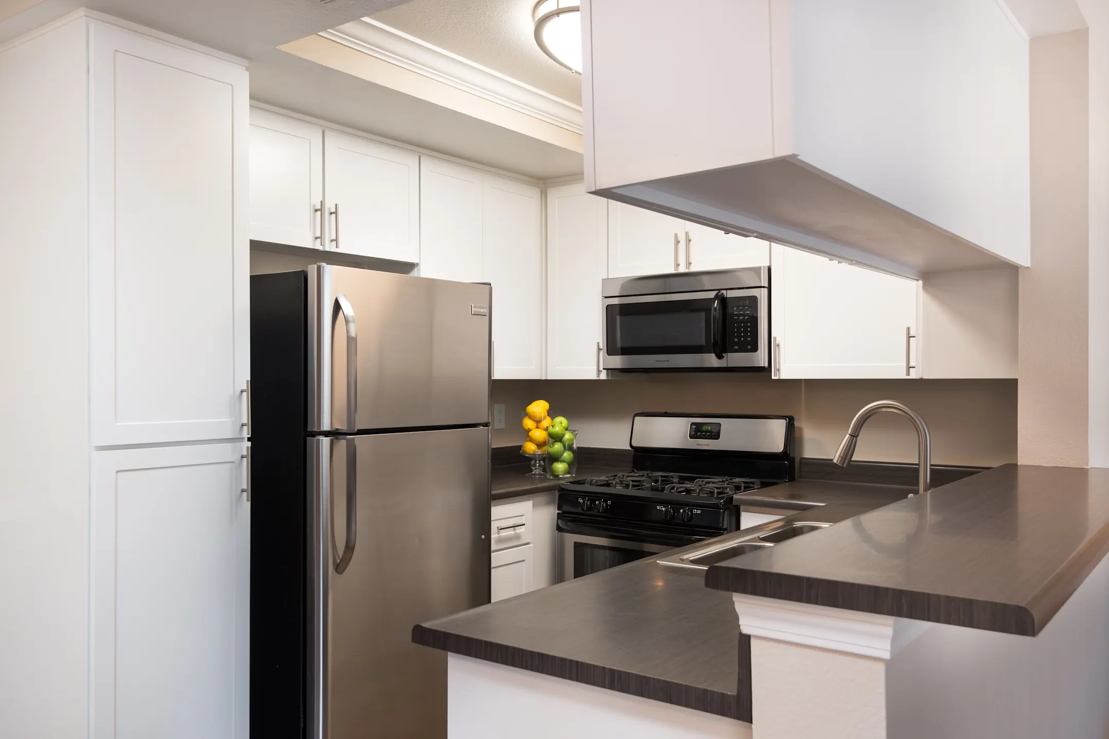 Kitchen - Shadow Ridge Apartments - Simi Valley, CA