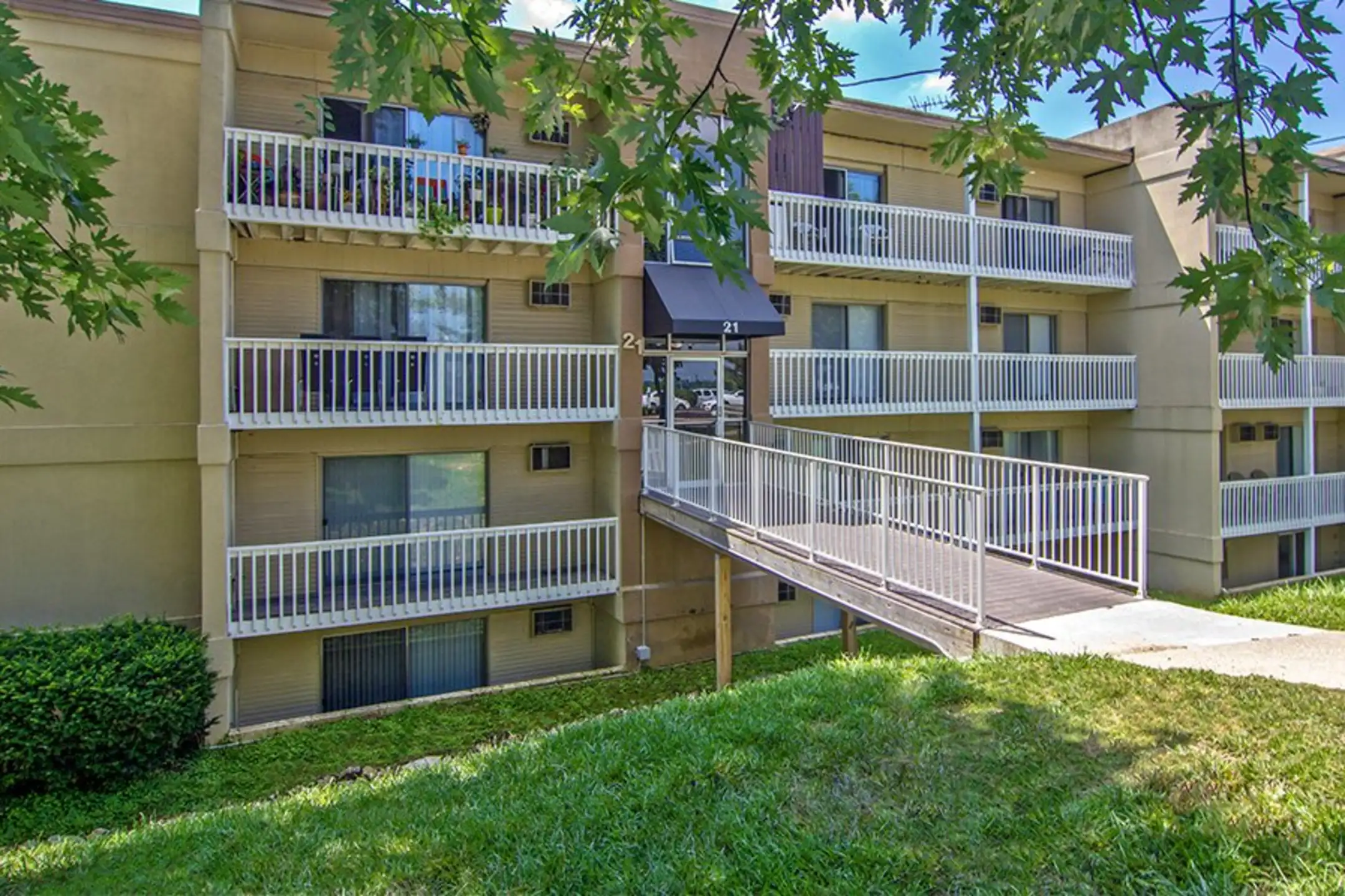 Lakeshore Drive Apartments - Cincinnati, OH 45237