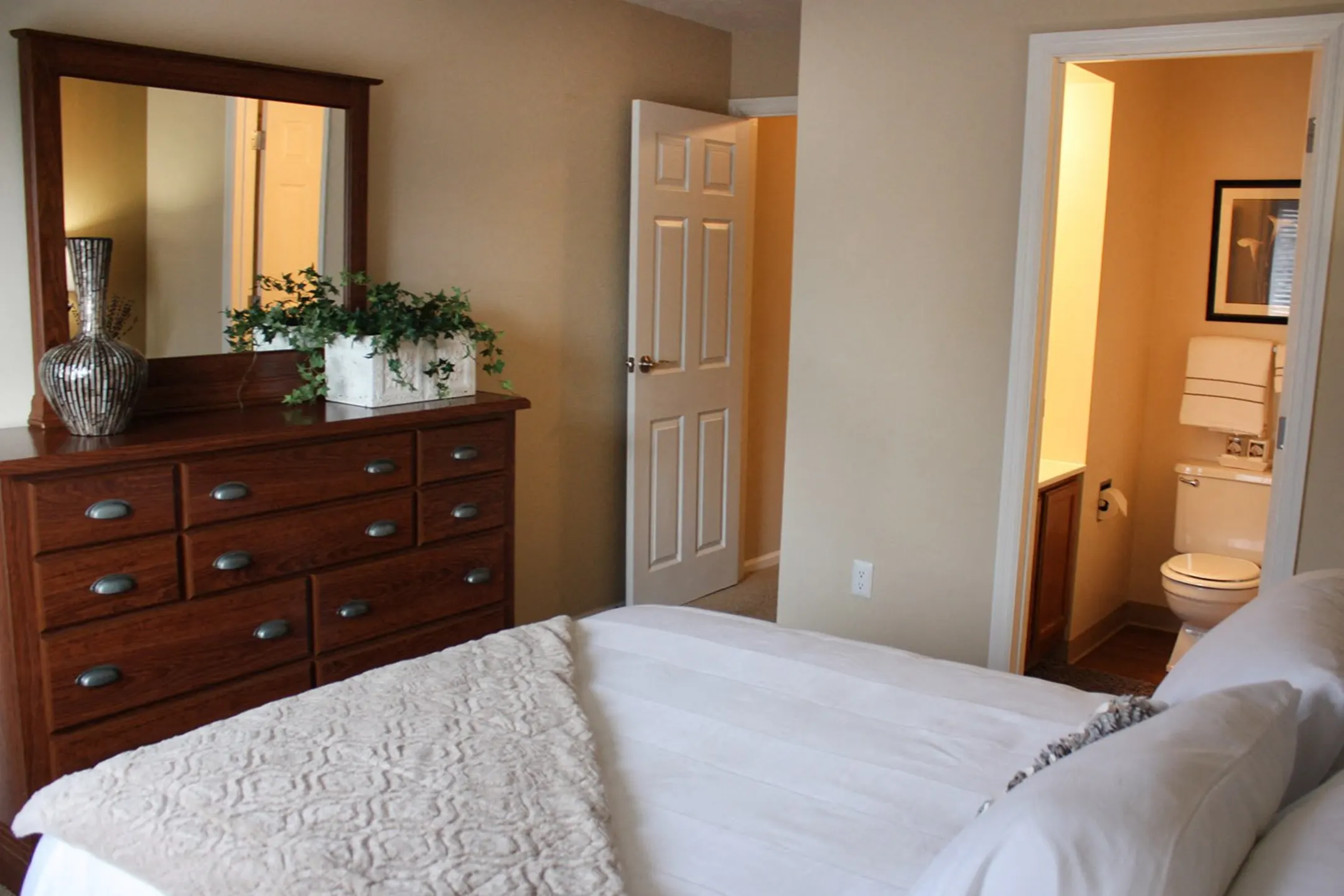 Bedroom - Deercross Apartments - Blue Ash, OH