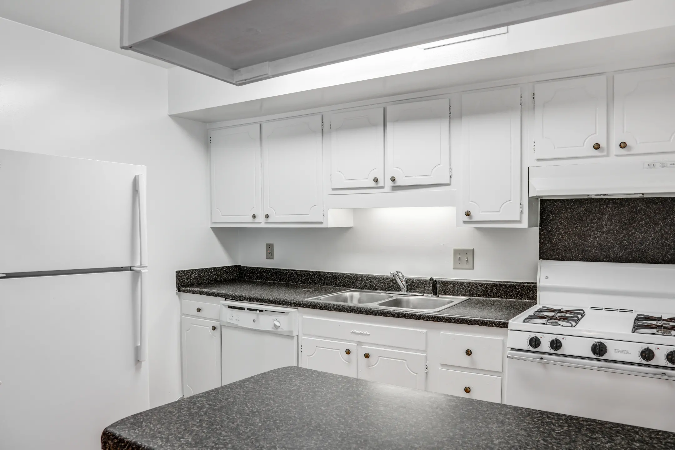 Kitchen - Elmhurst Apartments - Charlotte, NC