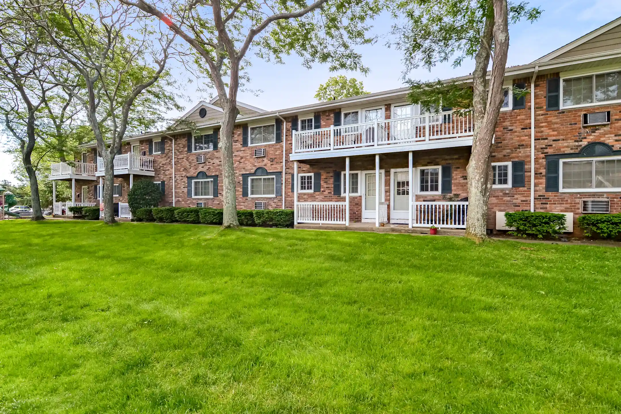 Fairfield Sunrise Gardens 721 Greenbriar Dr Bohemia, NY Apartments