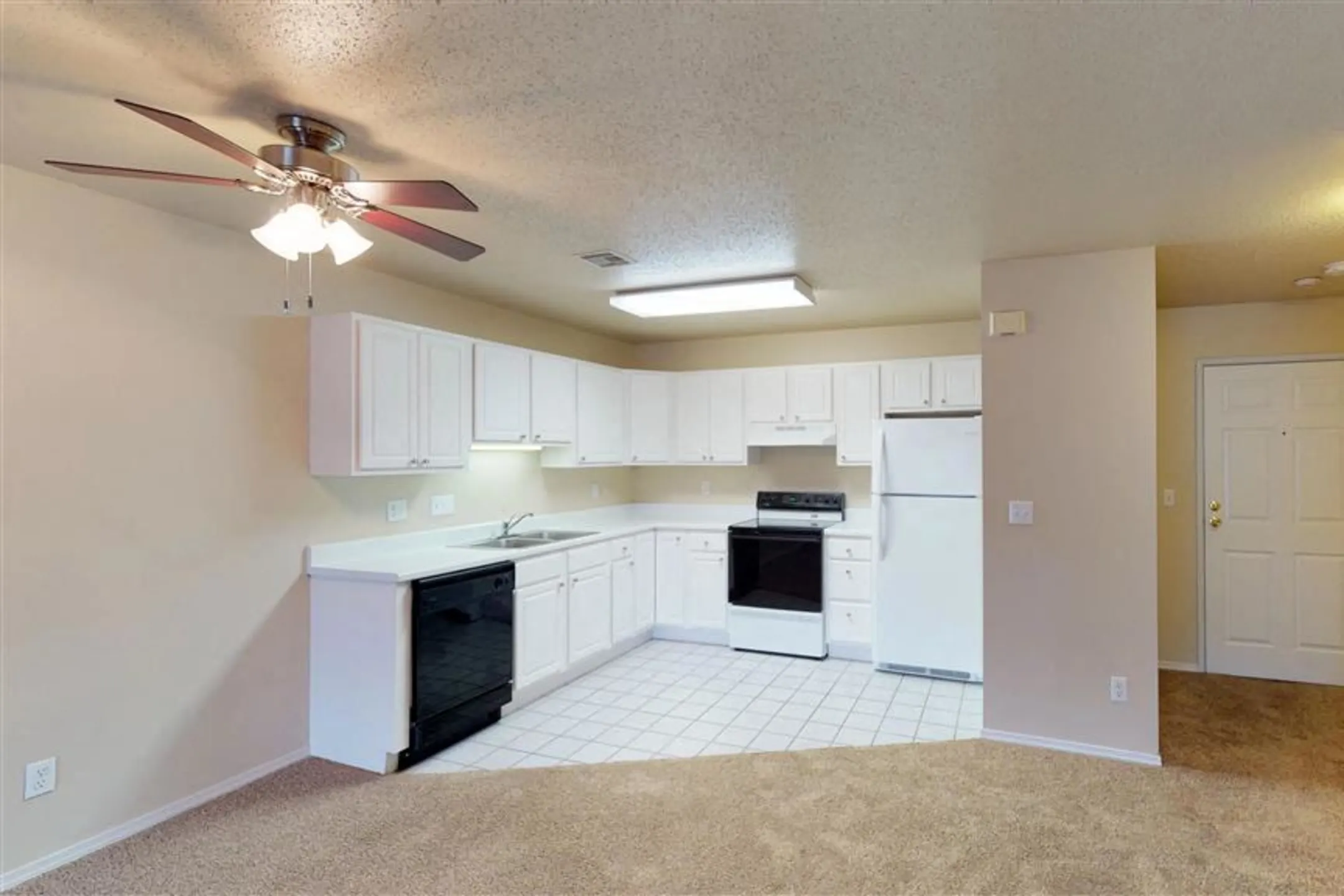 Kitchen - Sierra Vista Apartments - Sioux Falls, SD