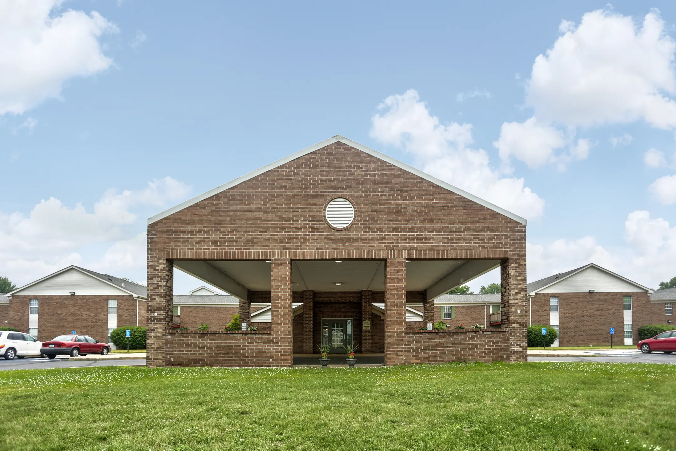 Courts of Colfax Apartments - Warsaw, IN 46580