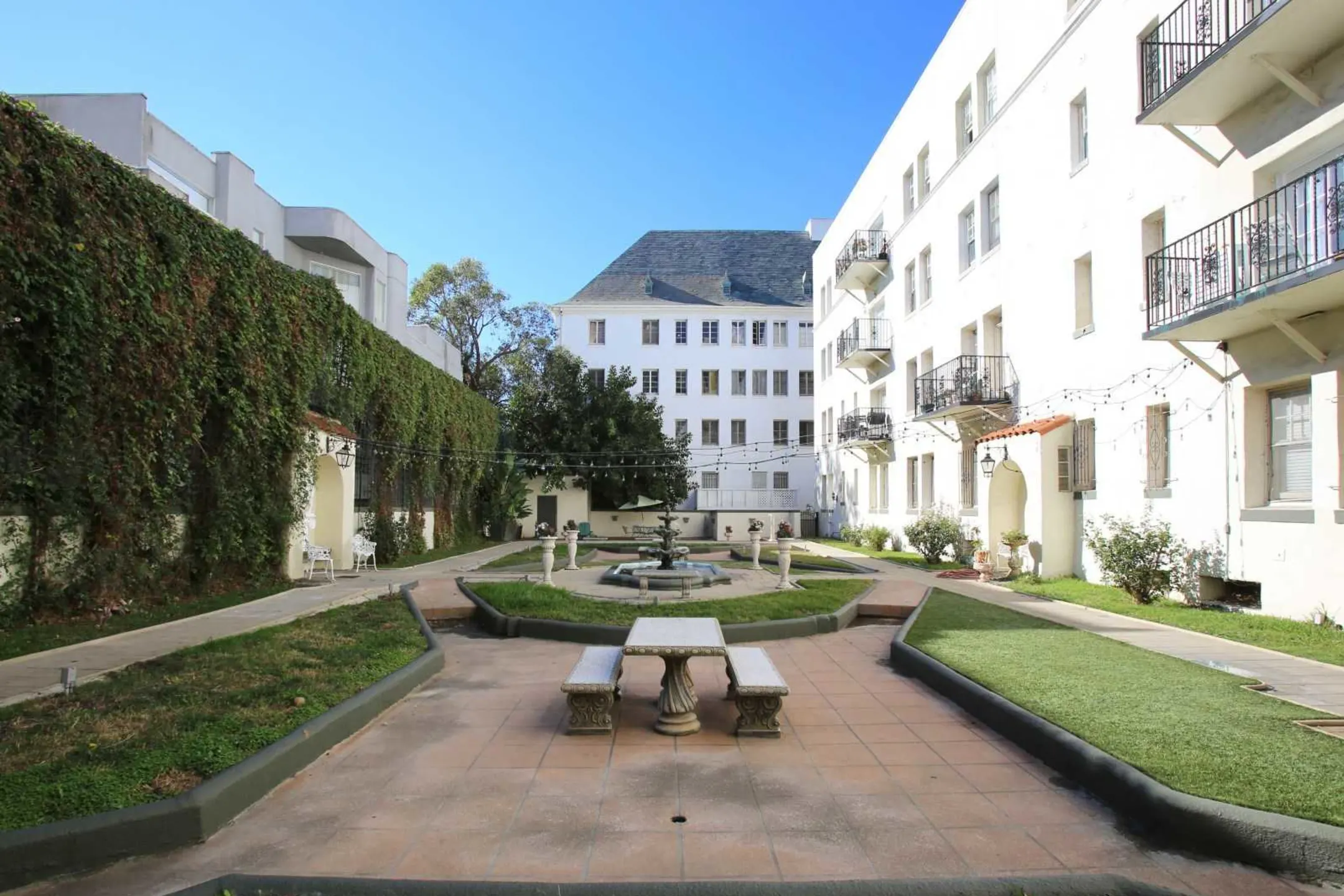 Courtyard - The Havenhurst - Los Angeles, CA