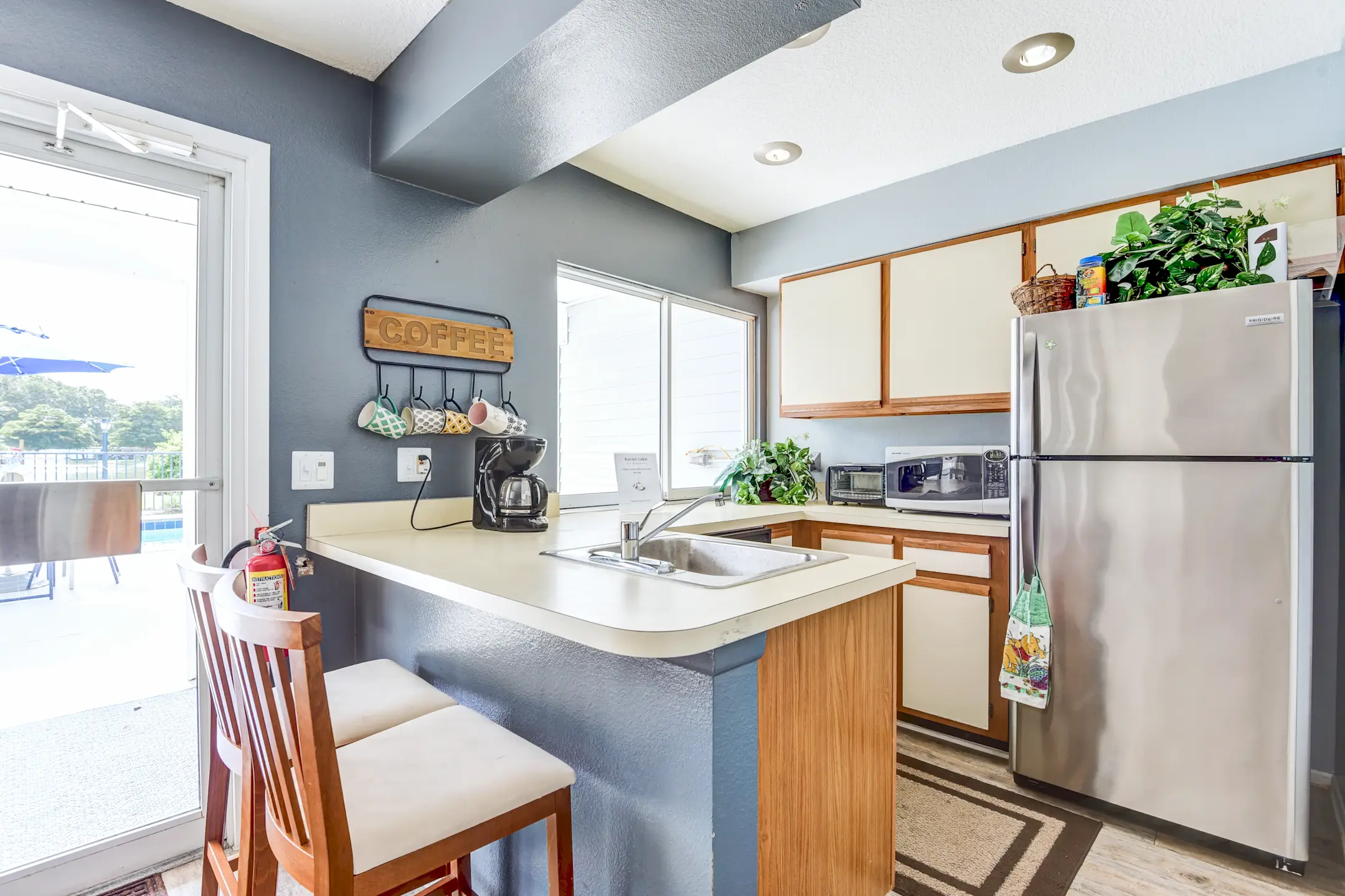 Kitchen - Aaron Lake Apartments - Bradenton, FL