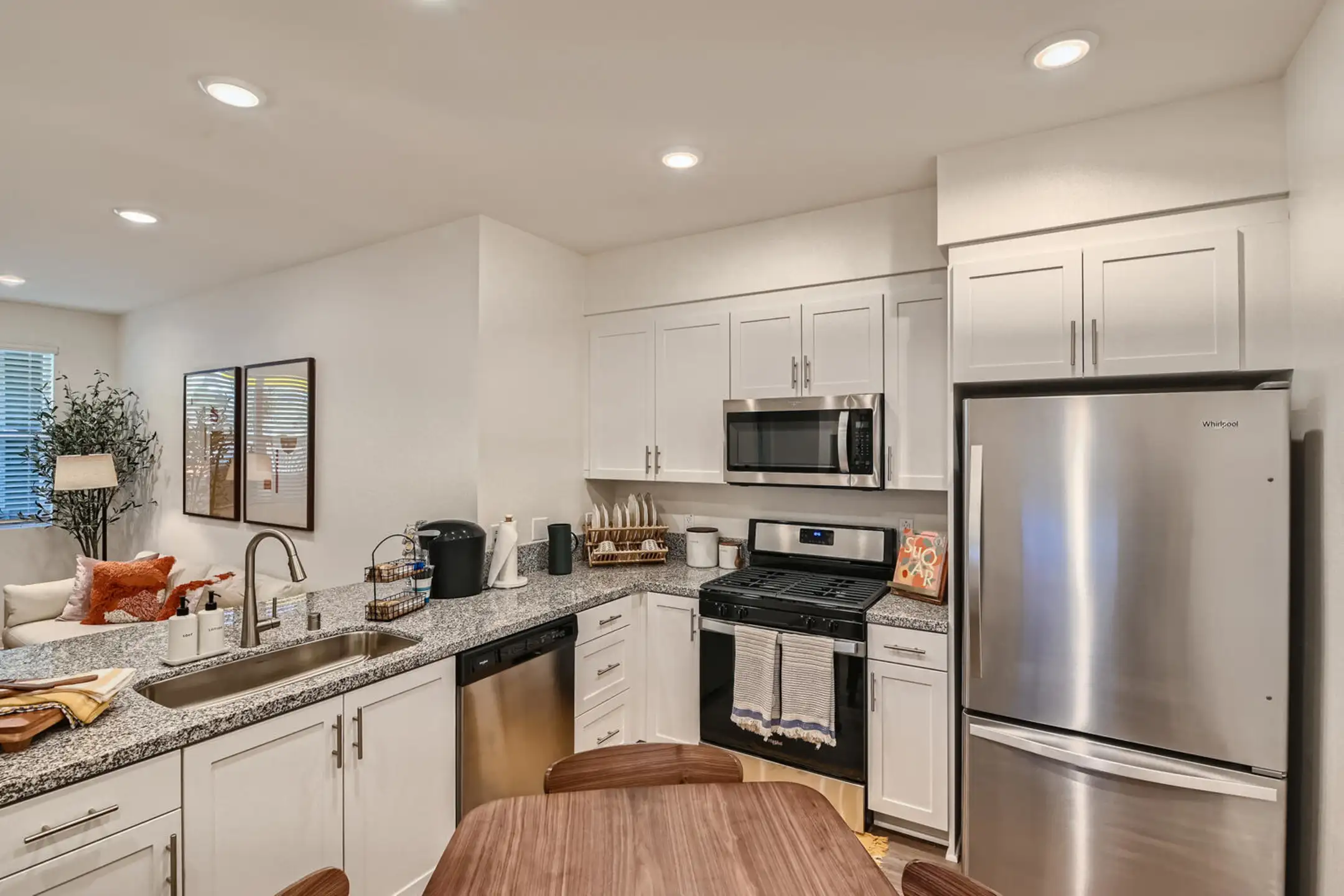 Kitchen - Pinebrook Apartments - Riverside, CA