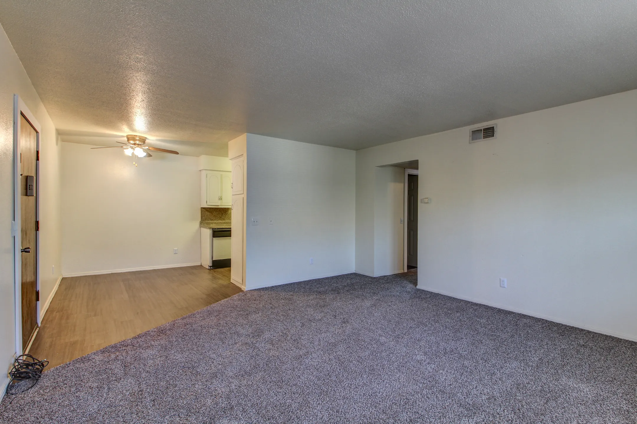 Living Room - Casady Apartments - Oklahoma City, OK