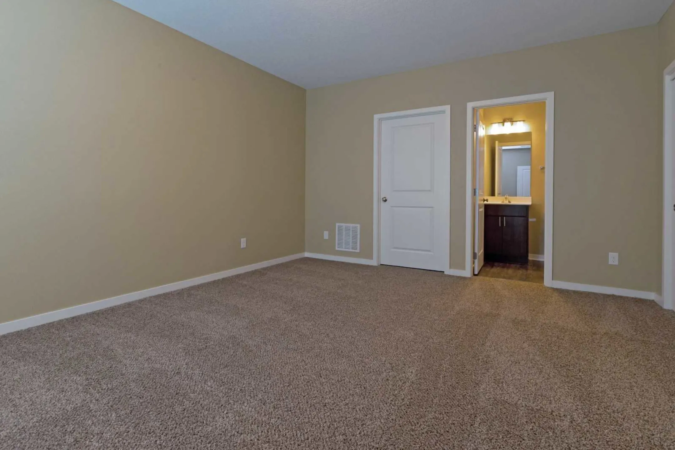 Bedroom - Greenway Square - West Des Moines, IA