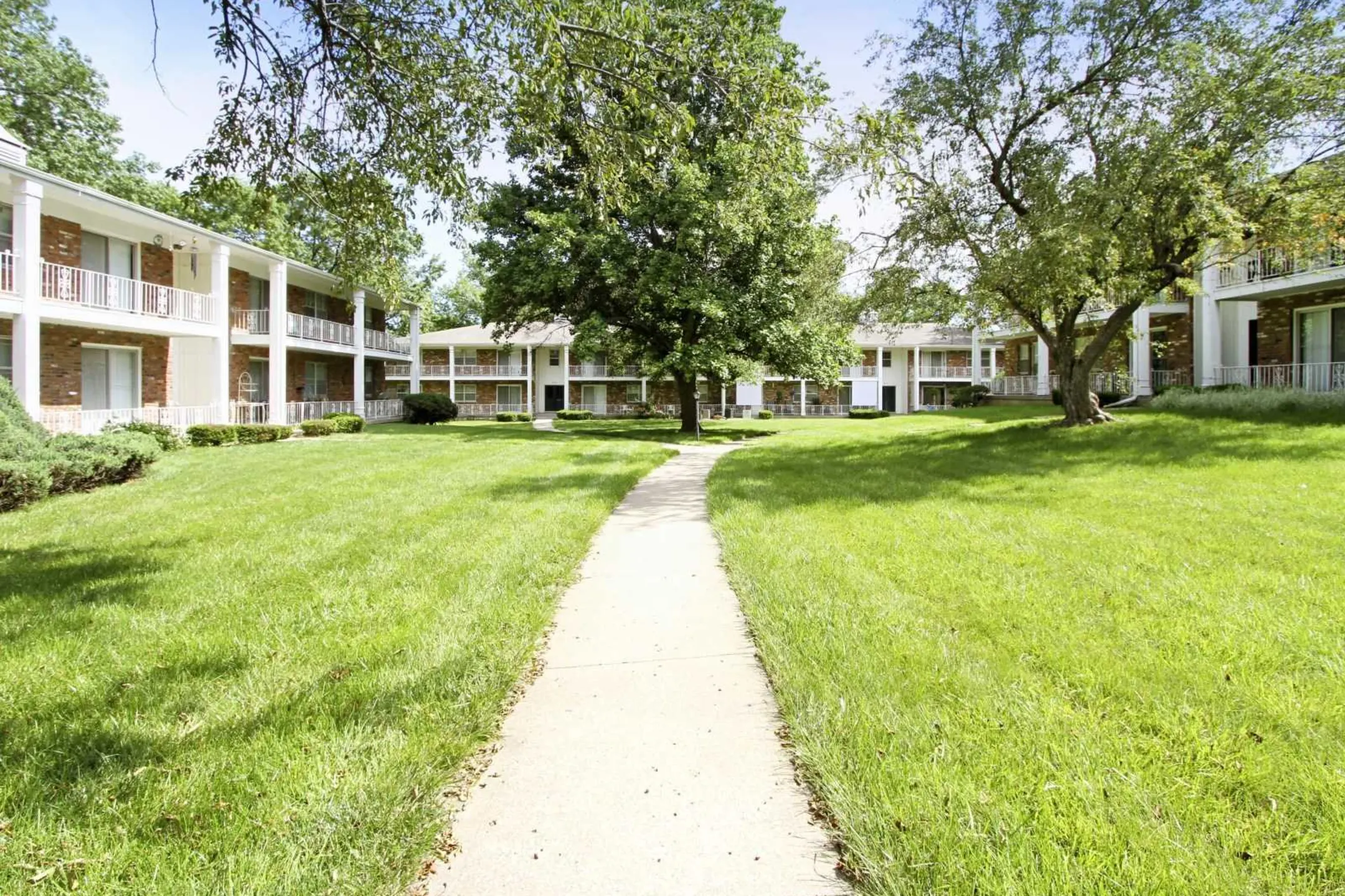 Building - Colonial Gardens & Cherbourg Apartments - Overland Park, KS