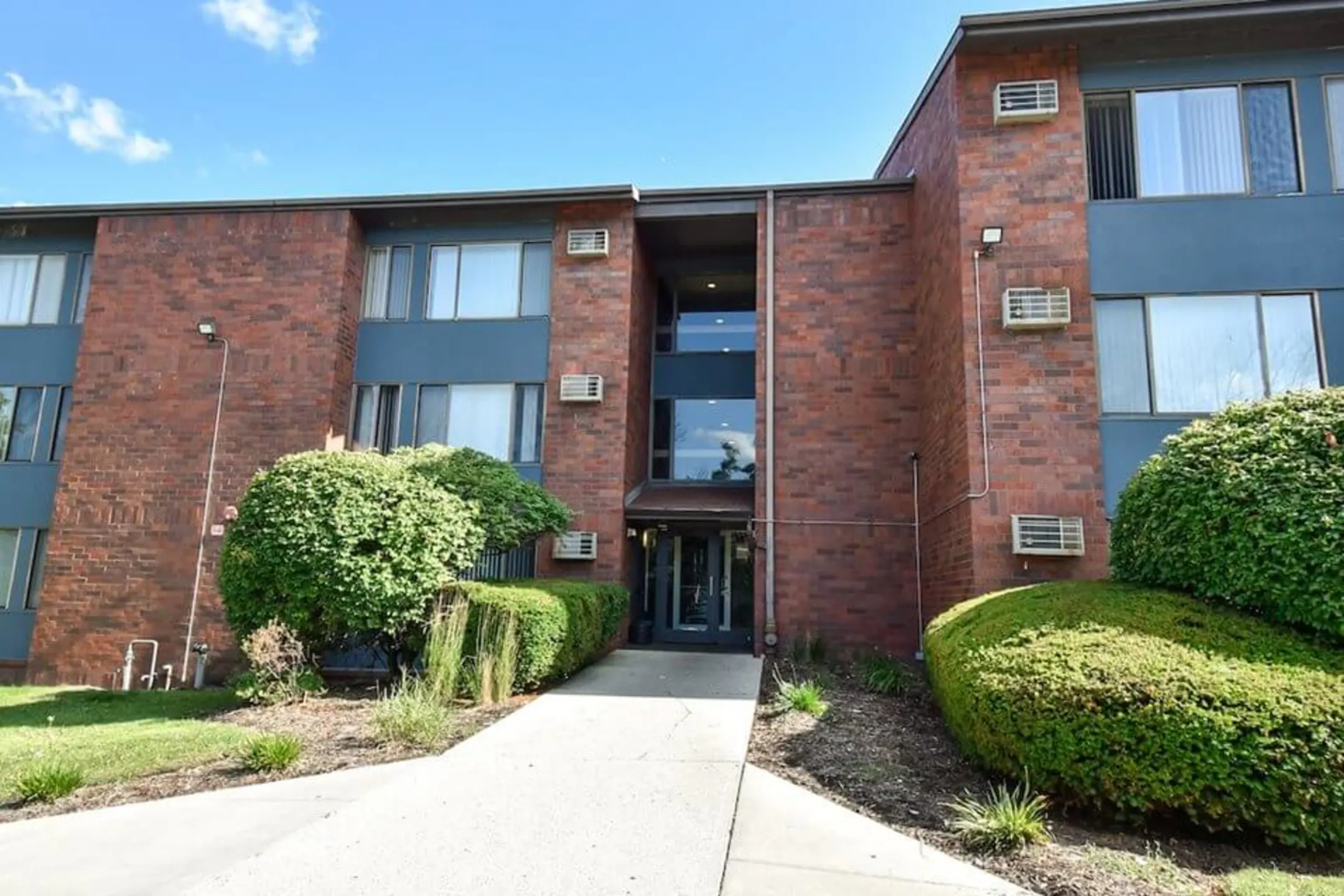 Building - Glenbrook Apartments - Milwaukee, WI
