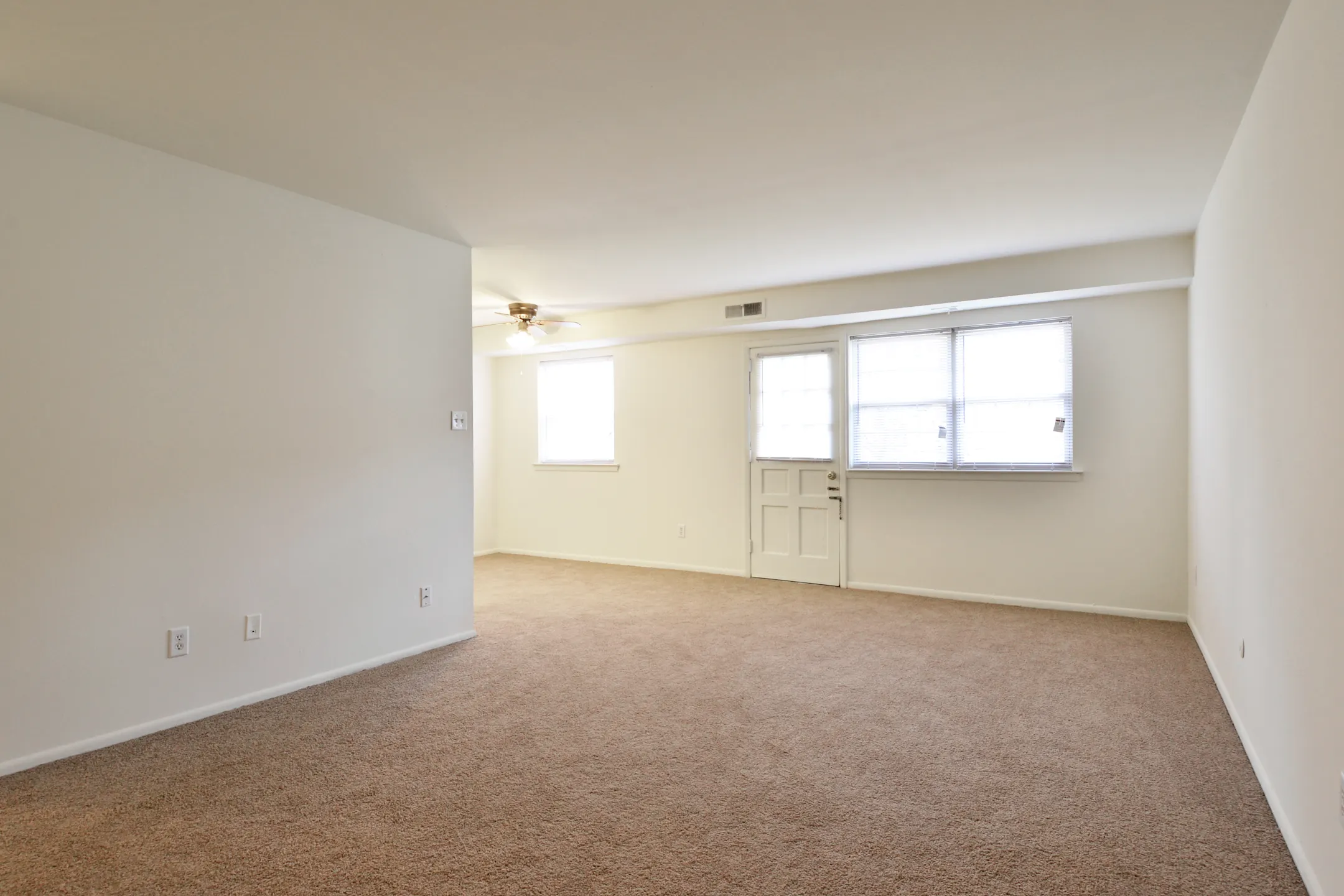 Living Room - Beechwood Gardens - Philadelphia, PA