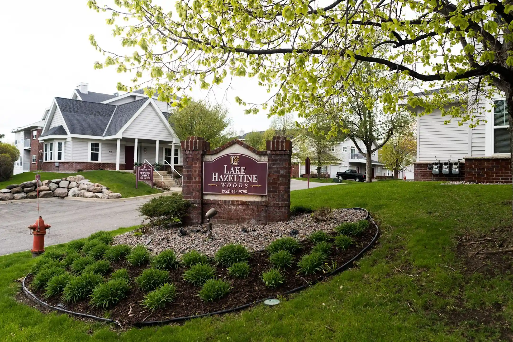Lake Hazeltine Woods Apartments Chaska, MN 55318
