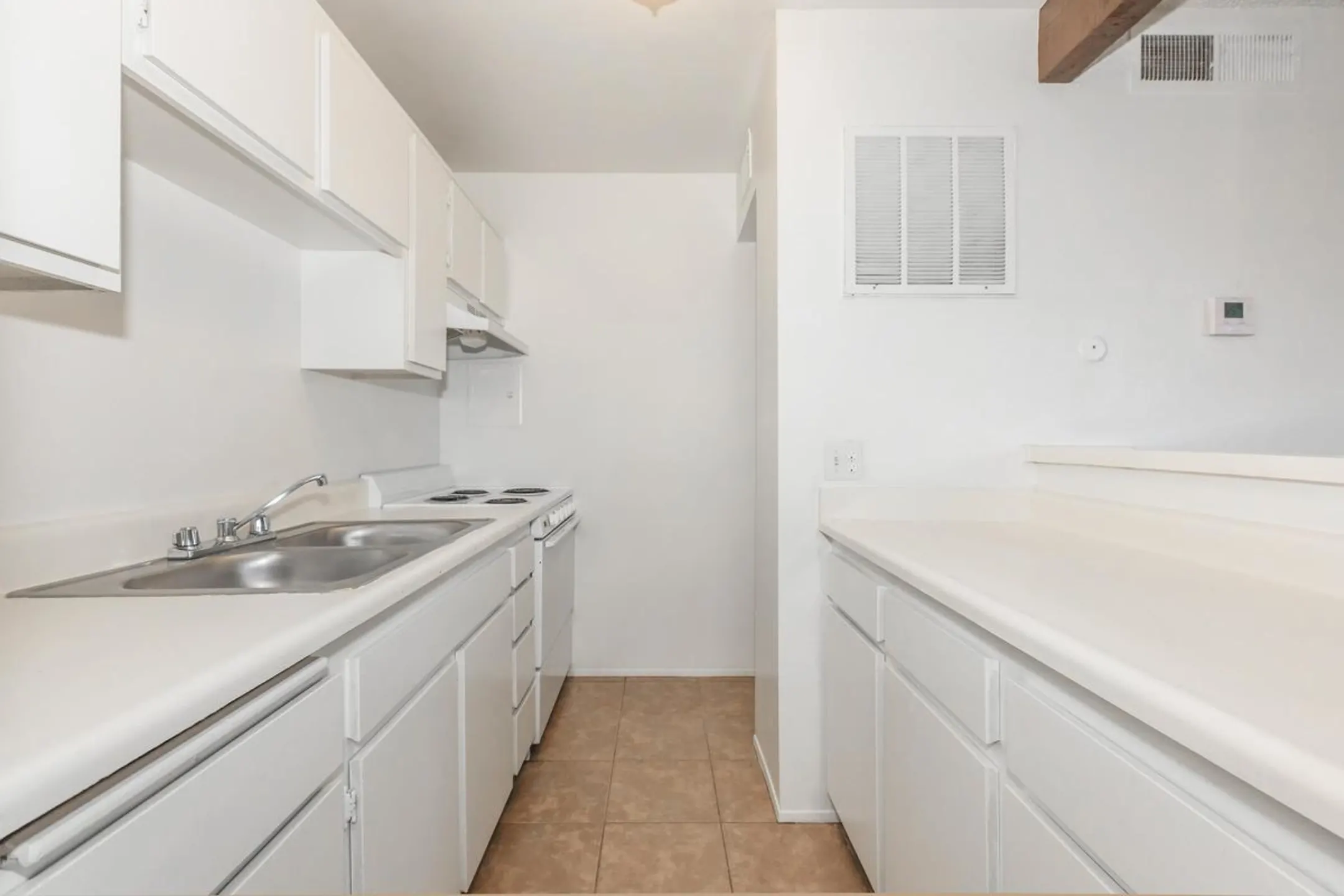 Kitchen - Pacific Terrace Apartments - Bakersfield, CA