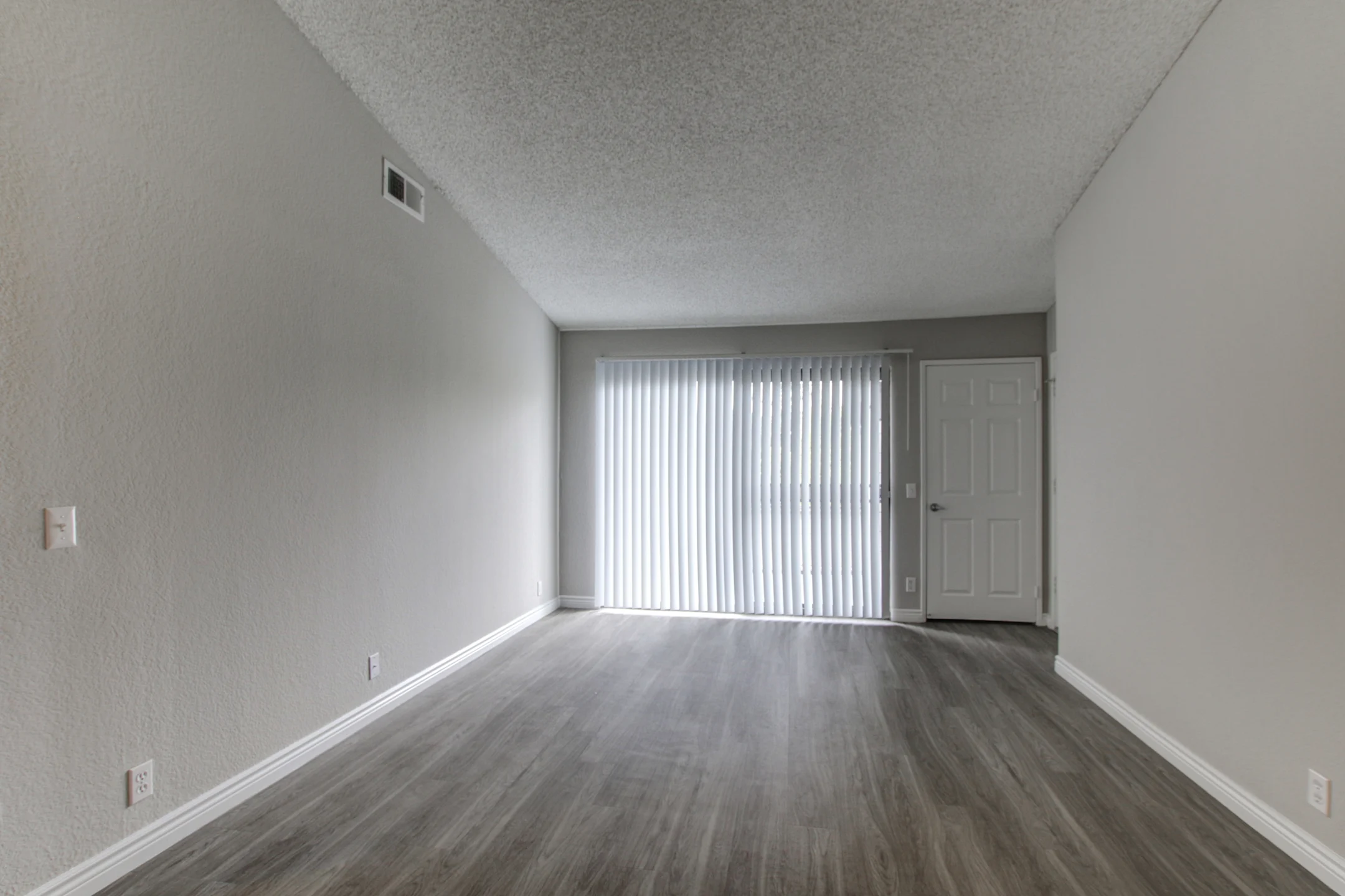 Grand Apartments on Lindley 10201 Lindley Avenue Northridge, CA