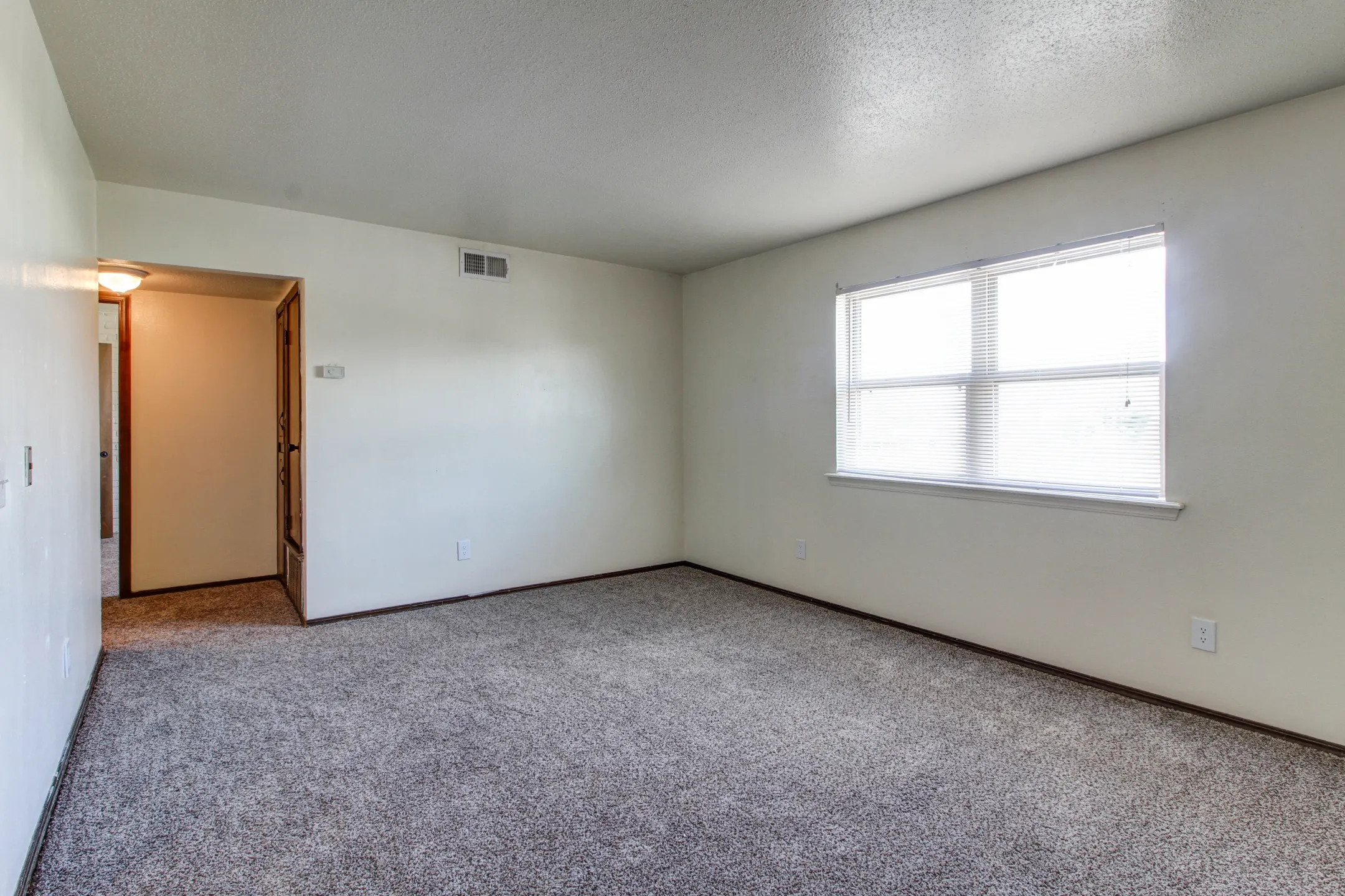 Living Room - Casady Apartments - Oklahoma City, OK