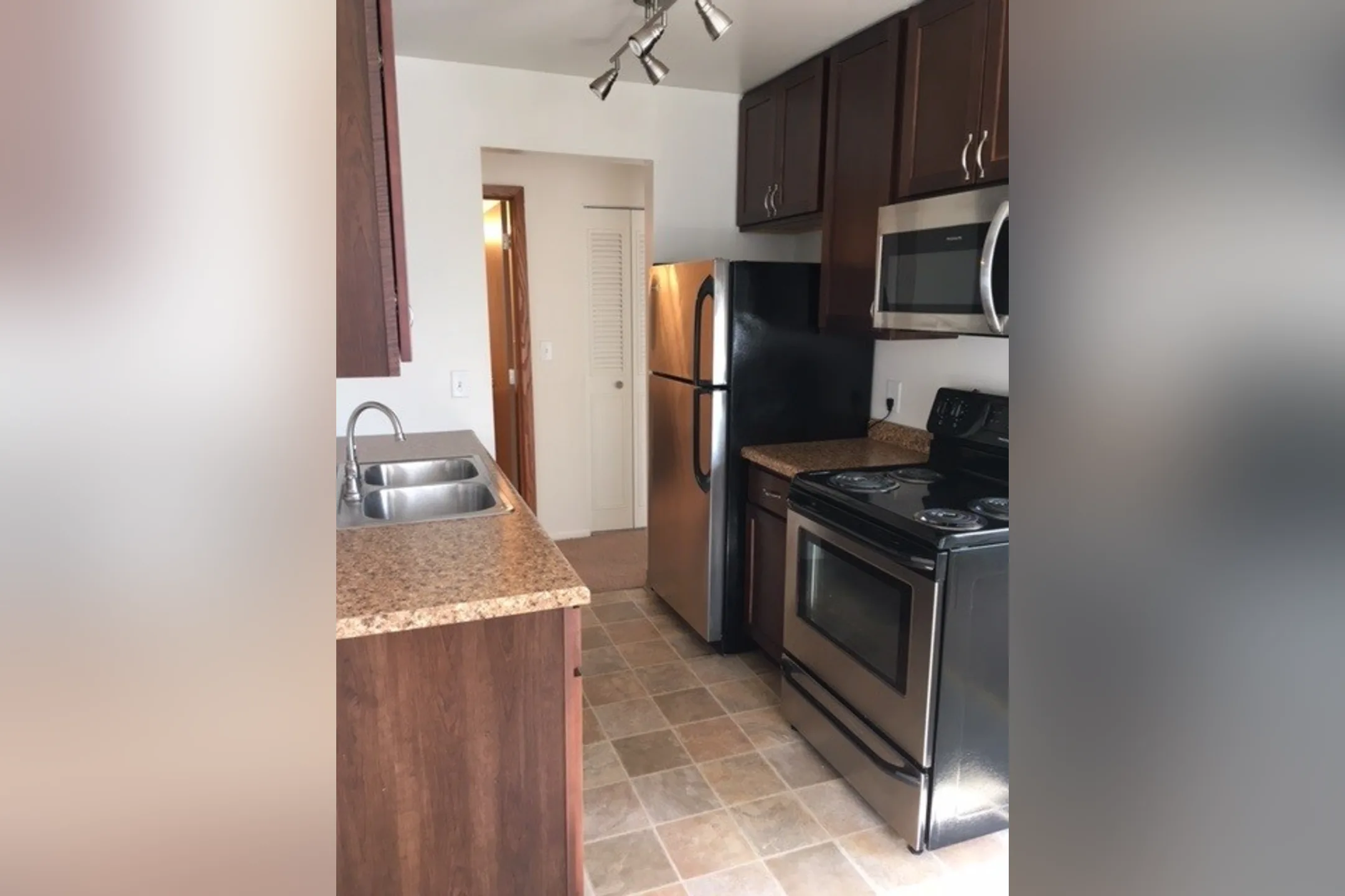 Kitchen - Sheraton Place Apartments - Saint Paul, MN