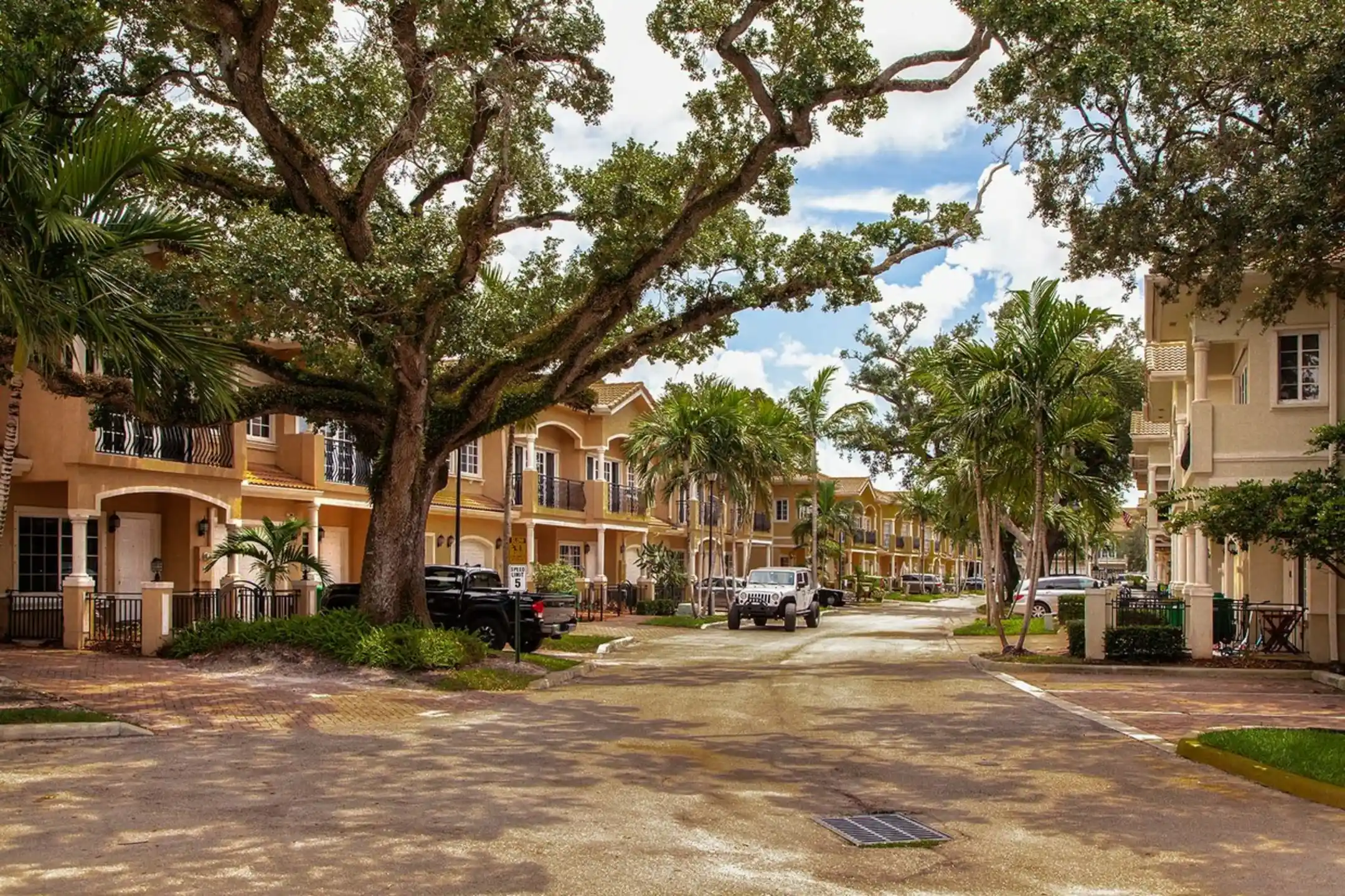 Royal Oaks Townhomes Apartments Hollywood, FL 33021