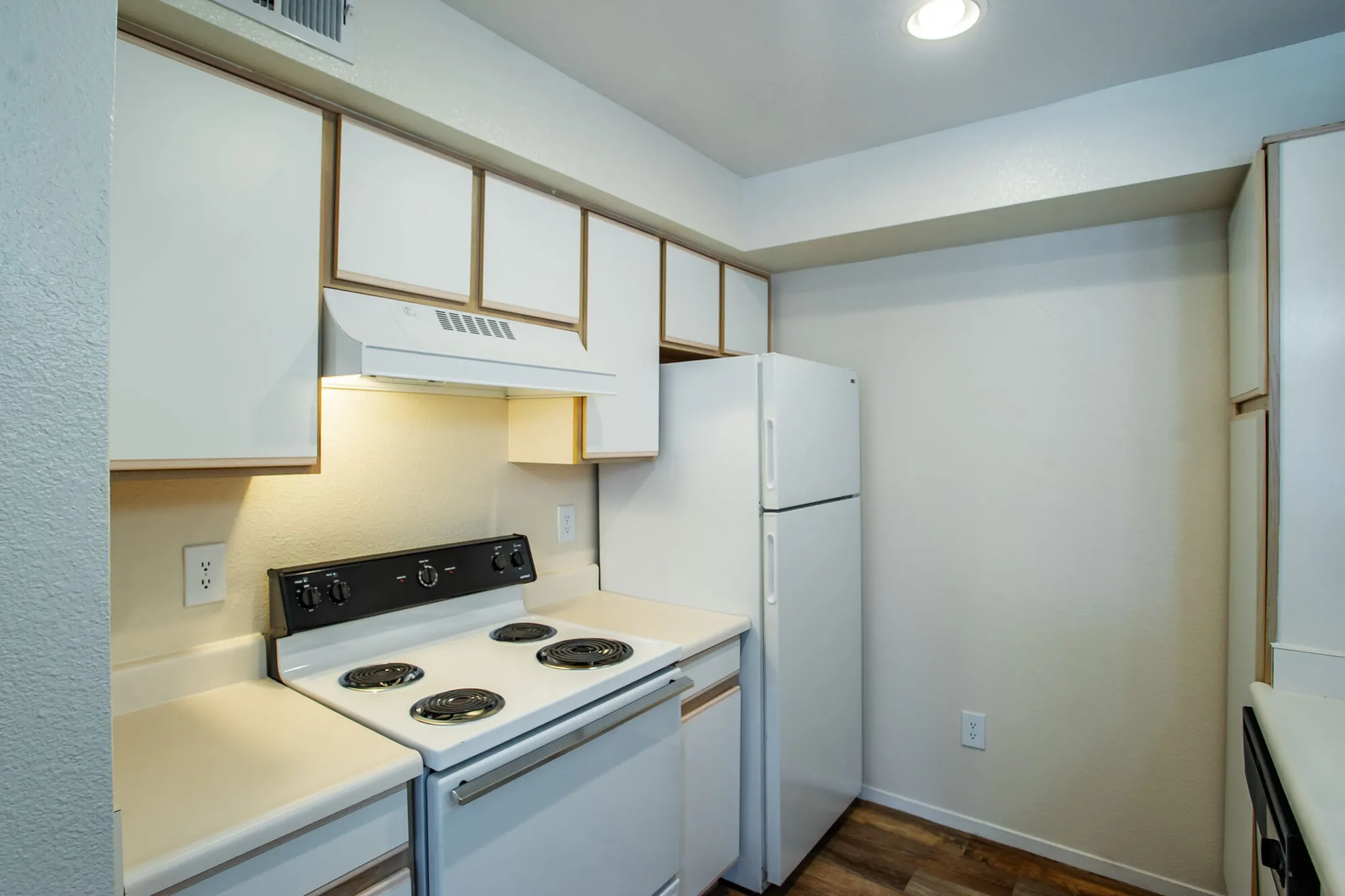 Kitchen - Vista Ridge Apartments - Reno, NV