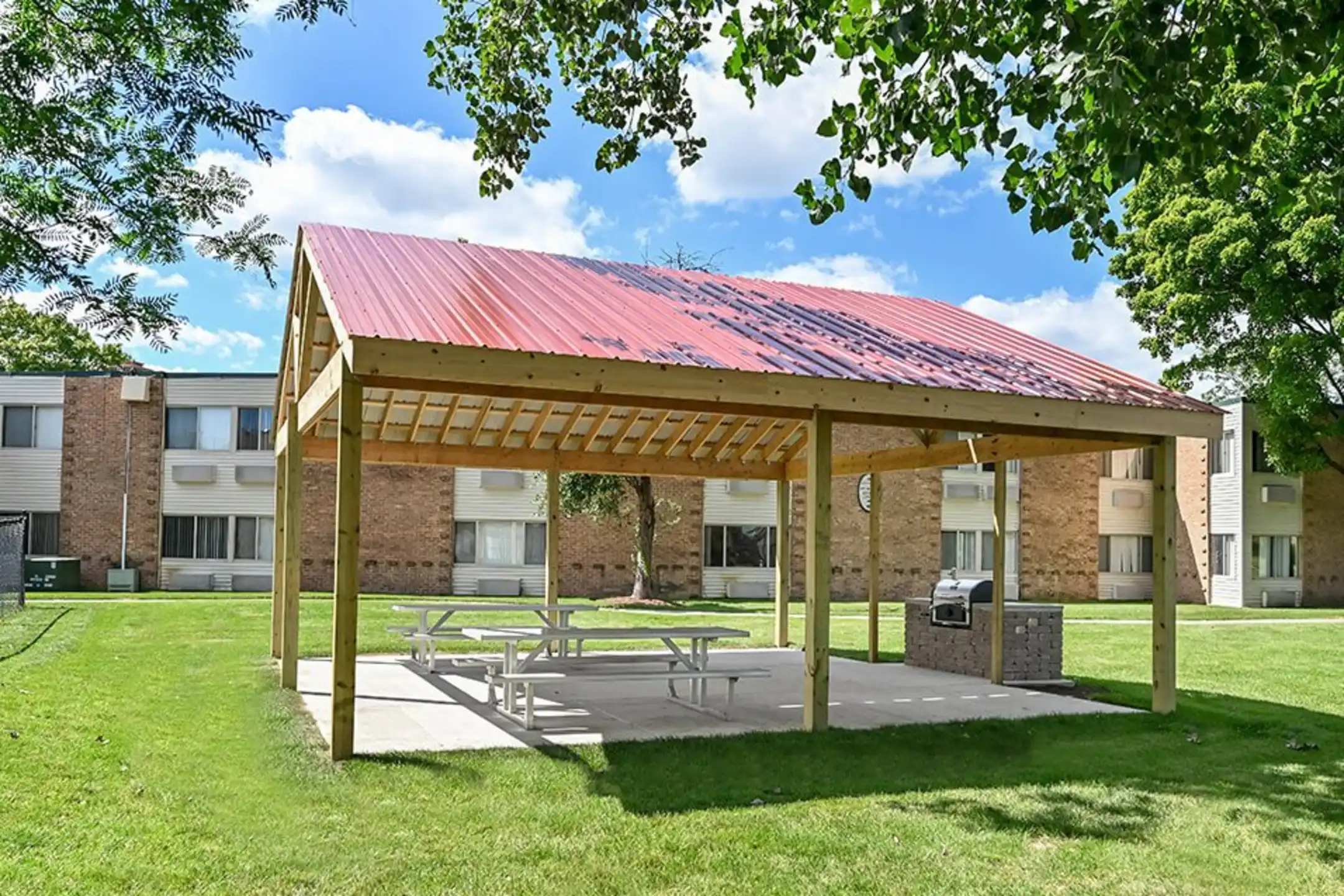 Harbor Lake Apartments - Waukegan, IL