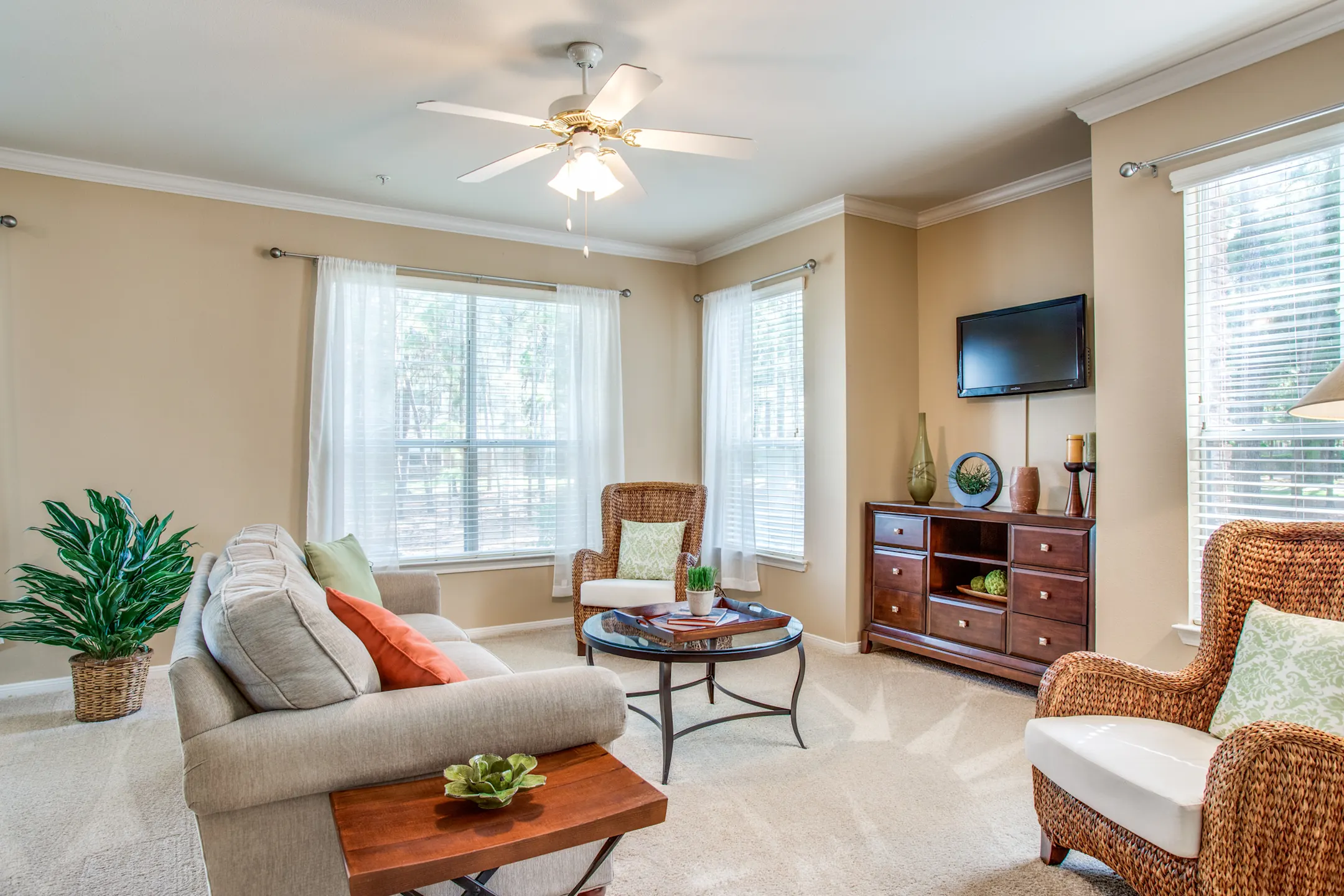 Living Room - Lodge At Spring Shadows - Houston, TX