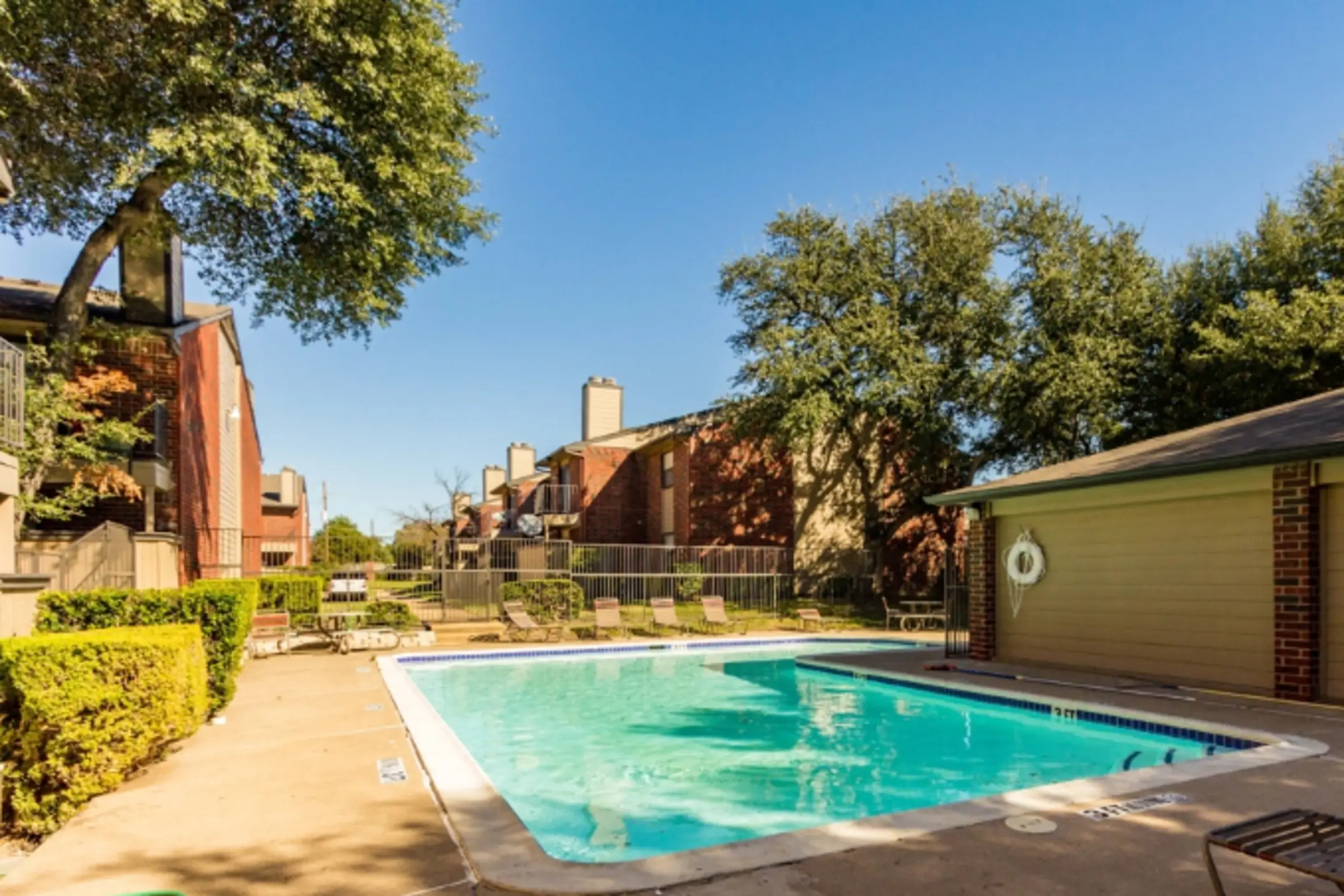 Thorn Manor Apartments 300 W Wintergreen Rd DeSoto, TX Apartments