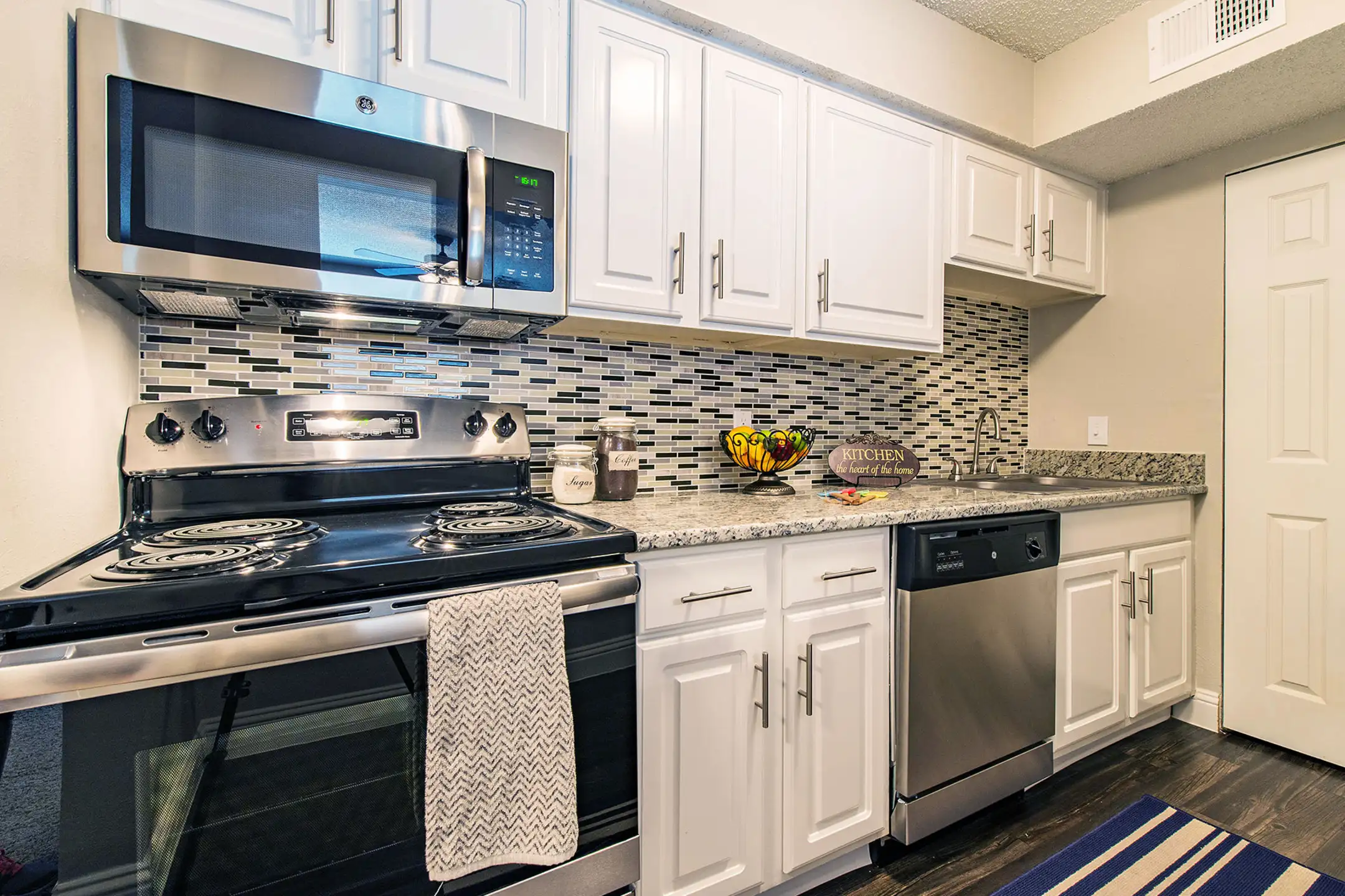 Kitchen - Bristol Grapevine Apartments - Grapevine, TX