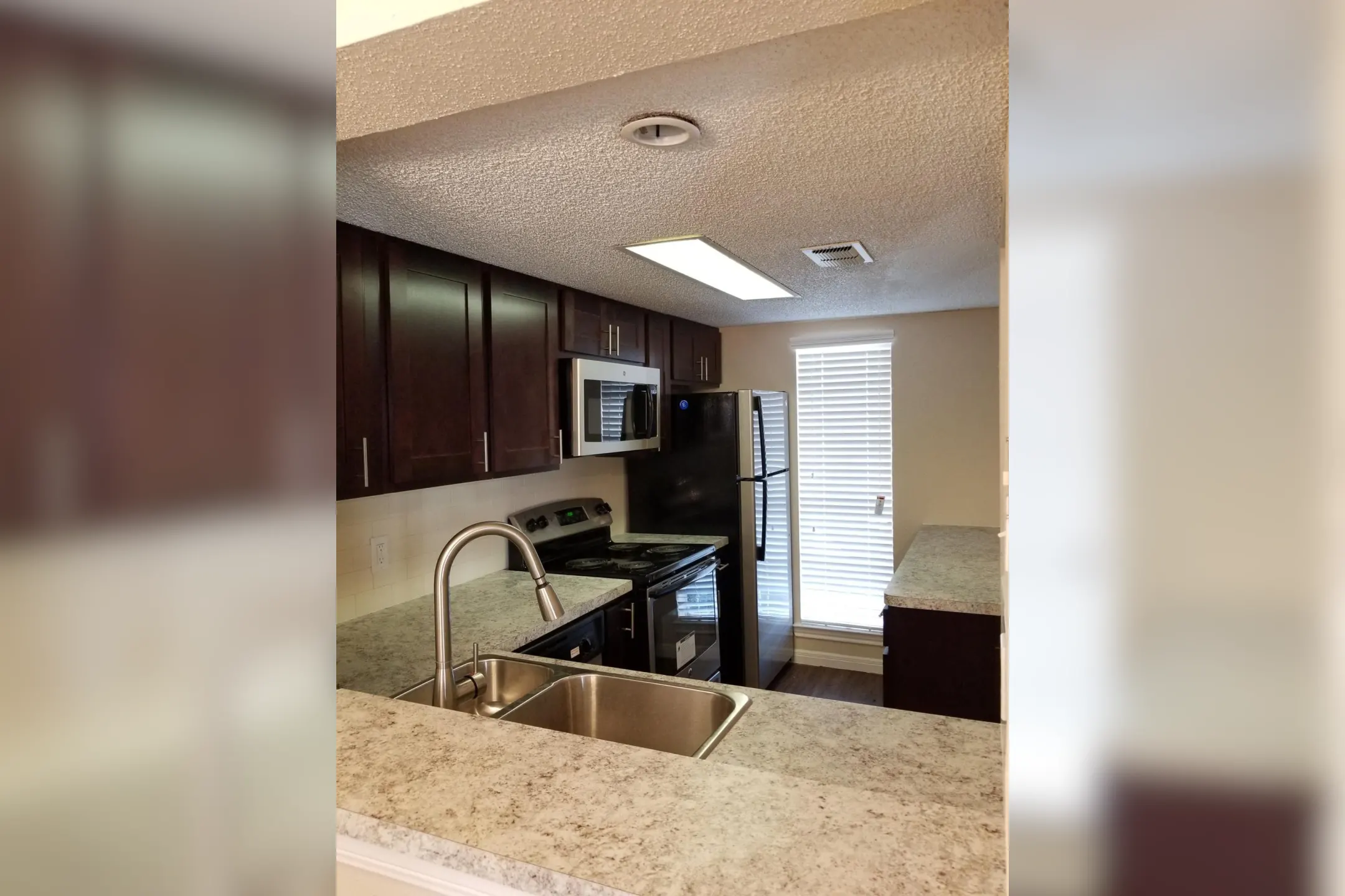 Kitchen - Star Braeswood Apartments - Houston, TX