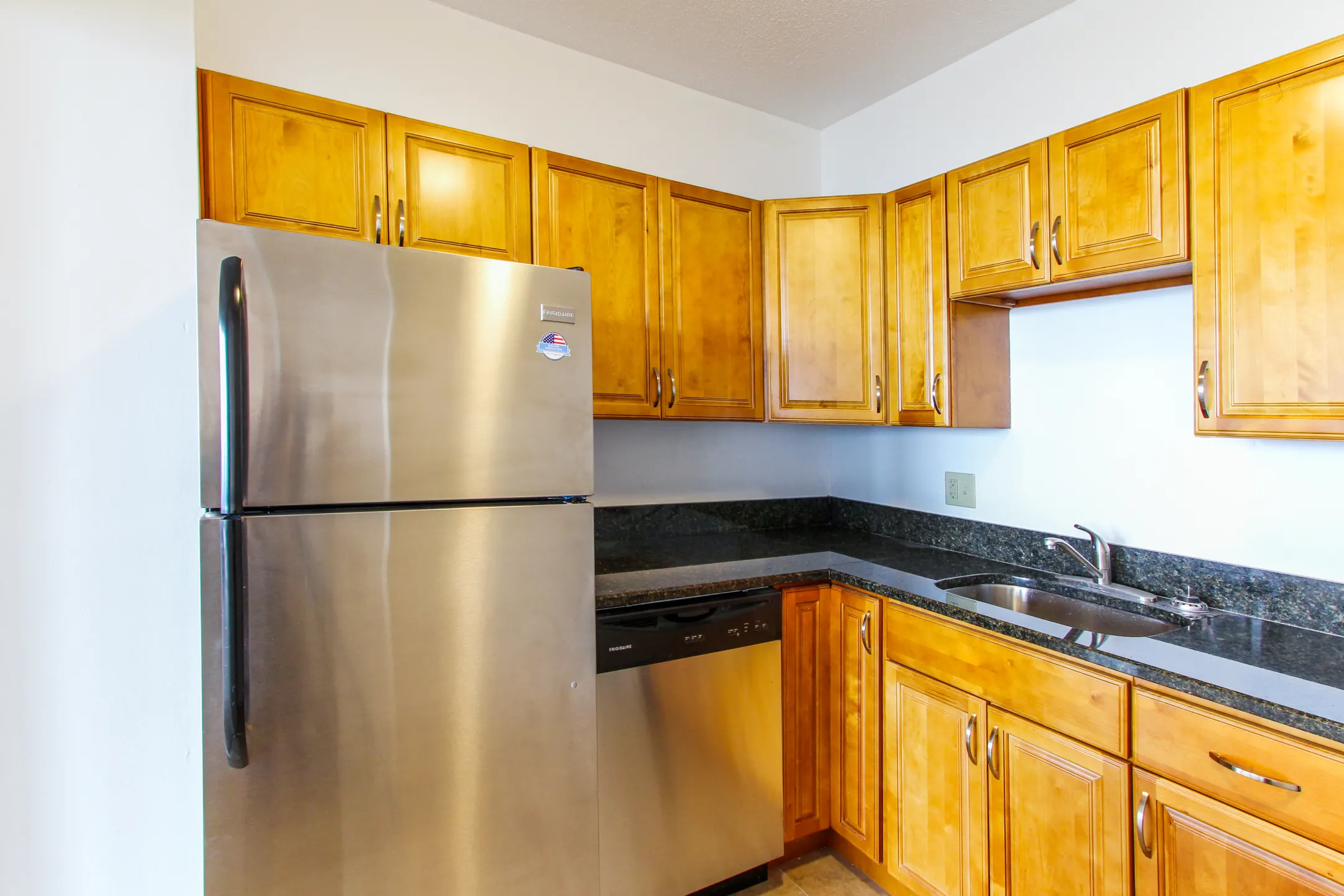 Kitchen - Lake Park Tower Apartments - Cleveland, OH