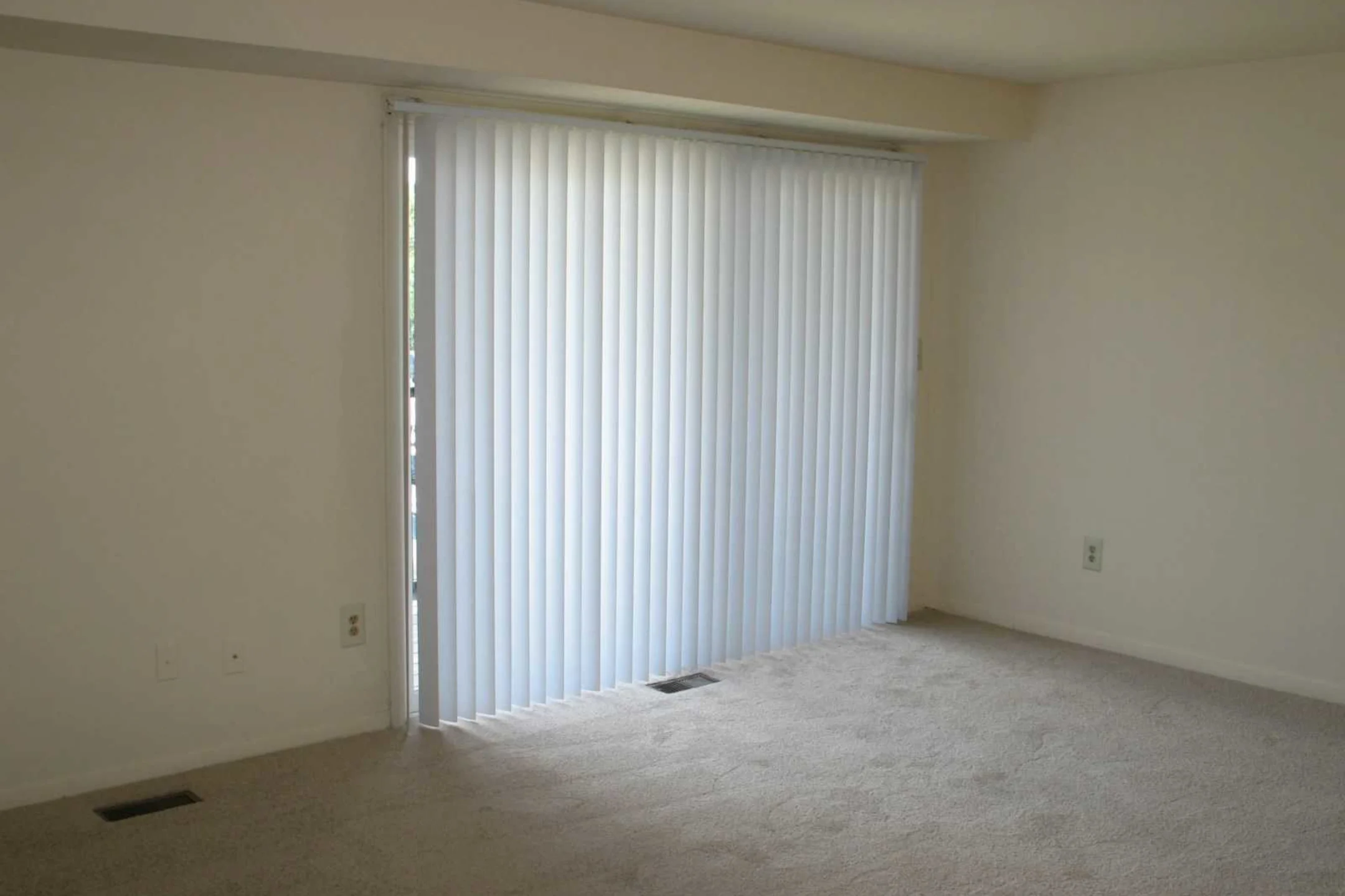 Living Room - Woodcrest Apartments - Glen Burnie, MD