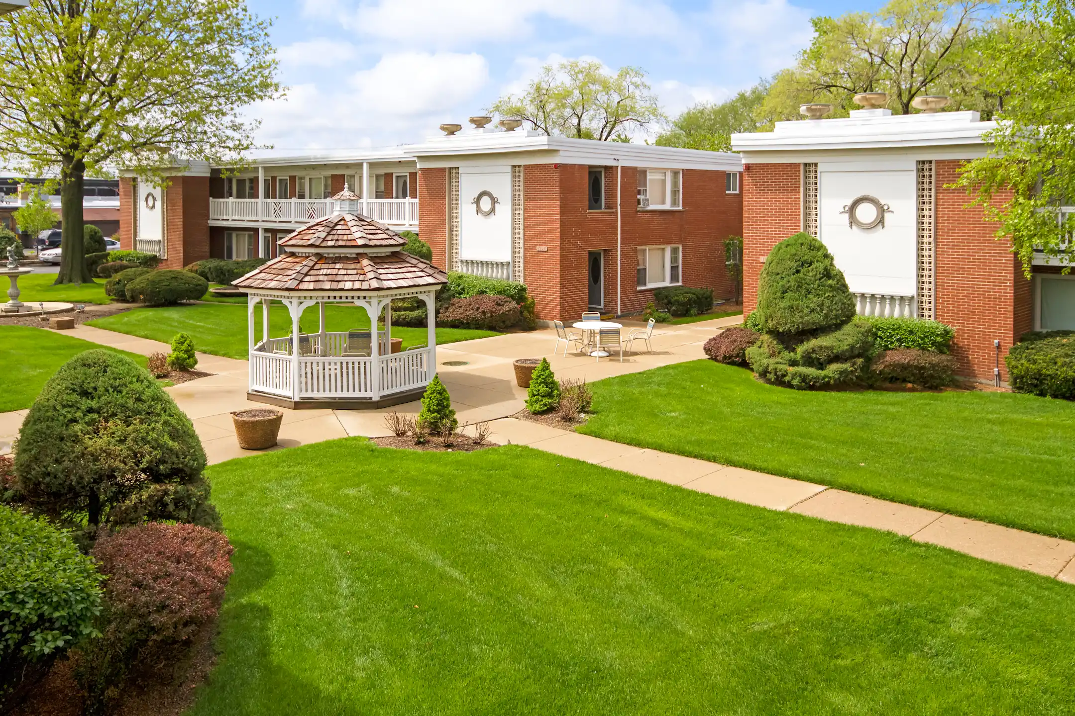 Building - Brook Forest Apartments - Bensenville, IL
