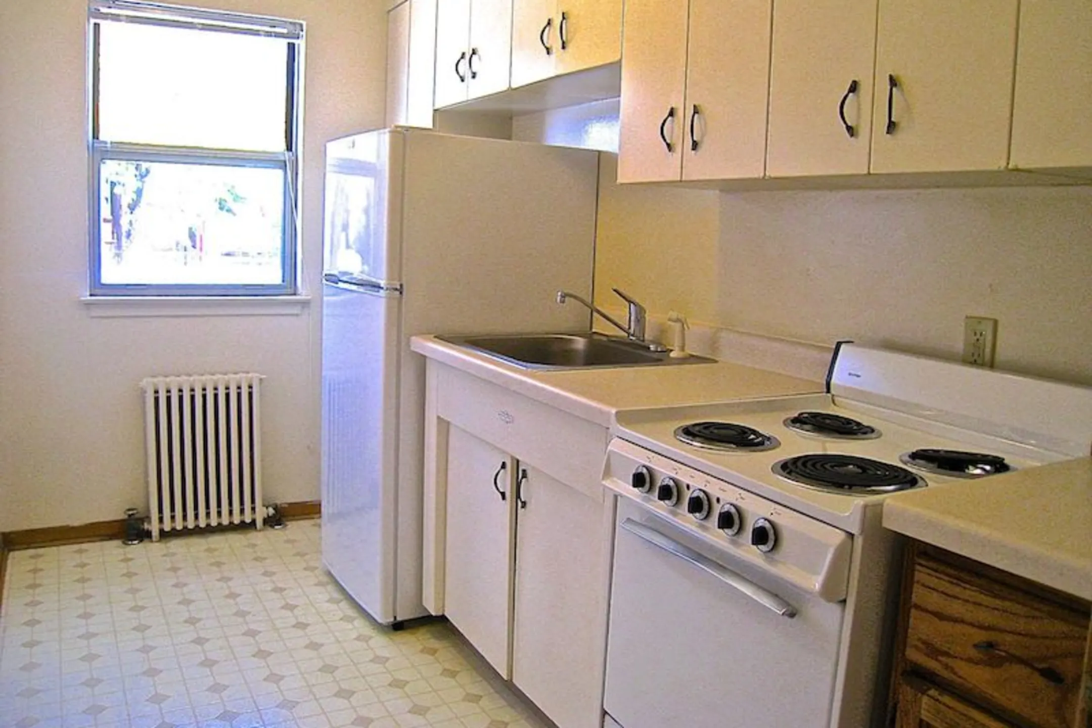 Kitchen - Ford Parkway Apartments - Saint Paul, MN