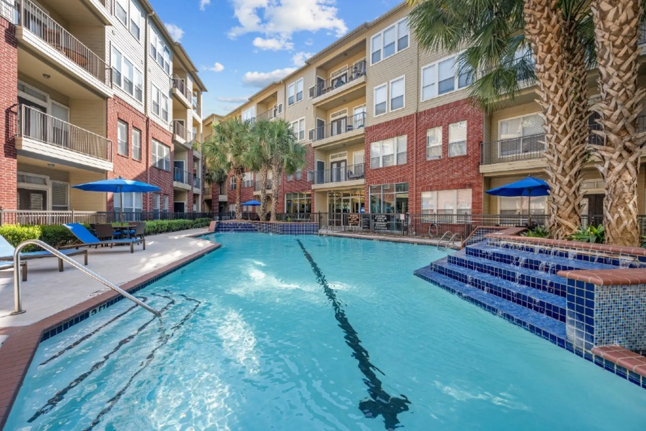 Pool - Galleria Parc Apartments - Houston, TX