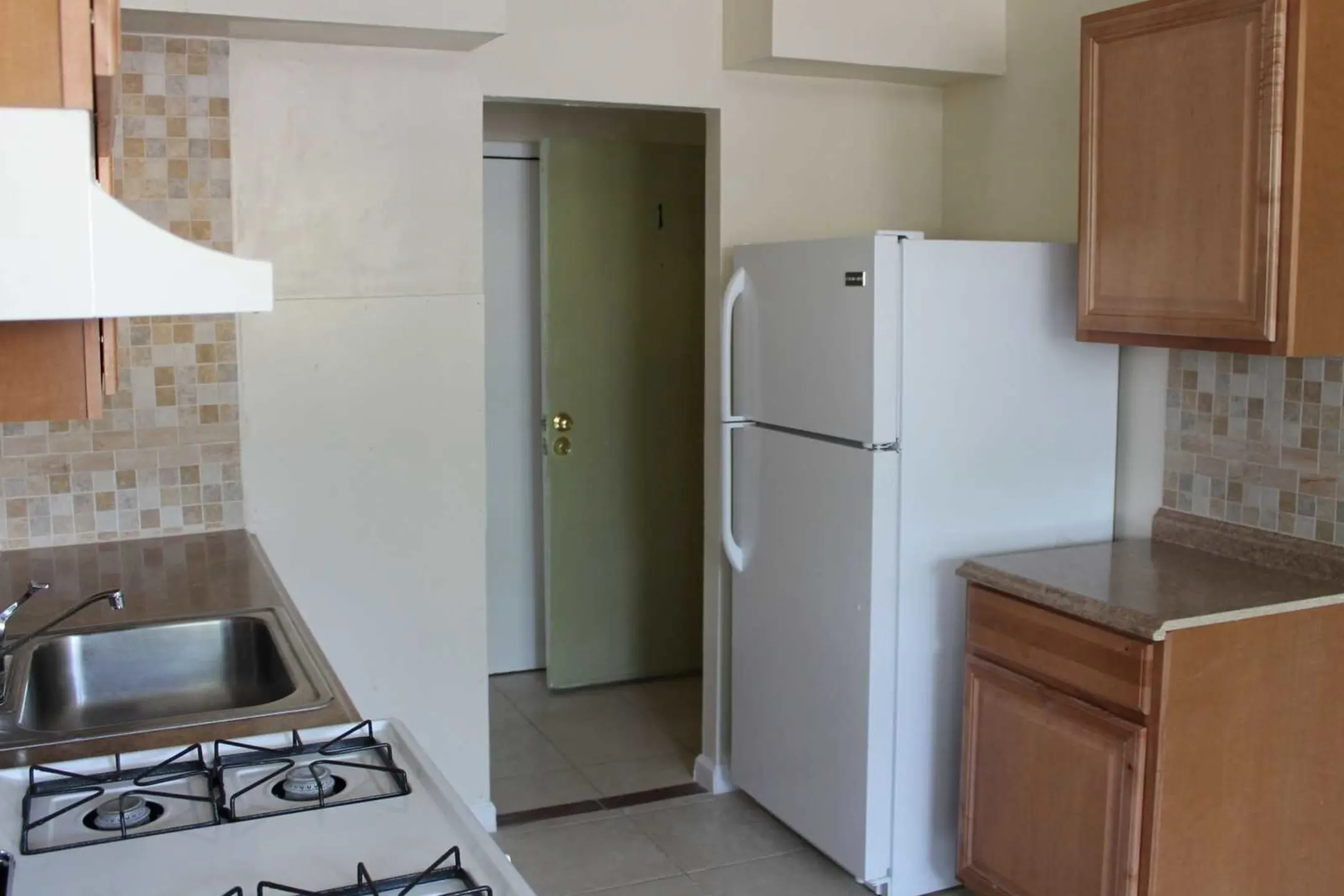 Kitchen - Elmwood Park Apartments - Bensalem, PA