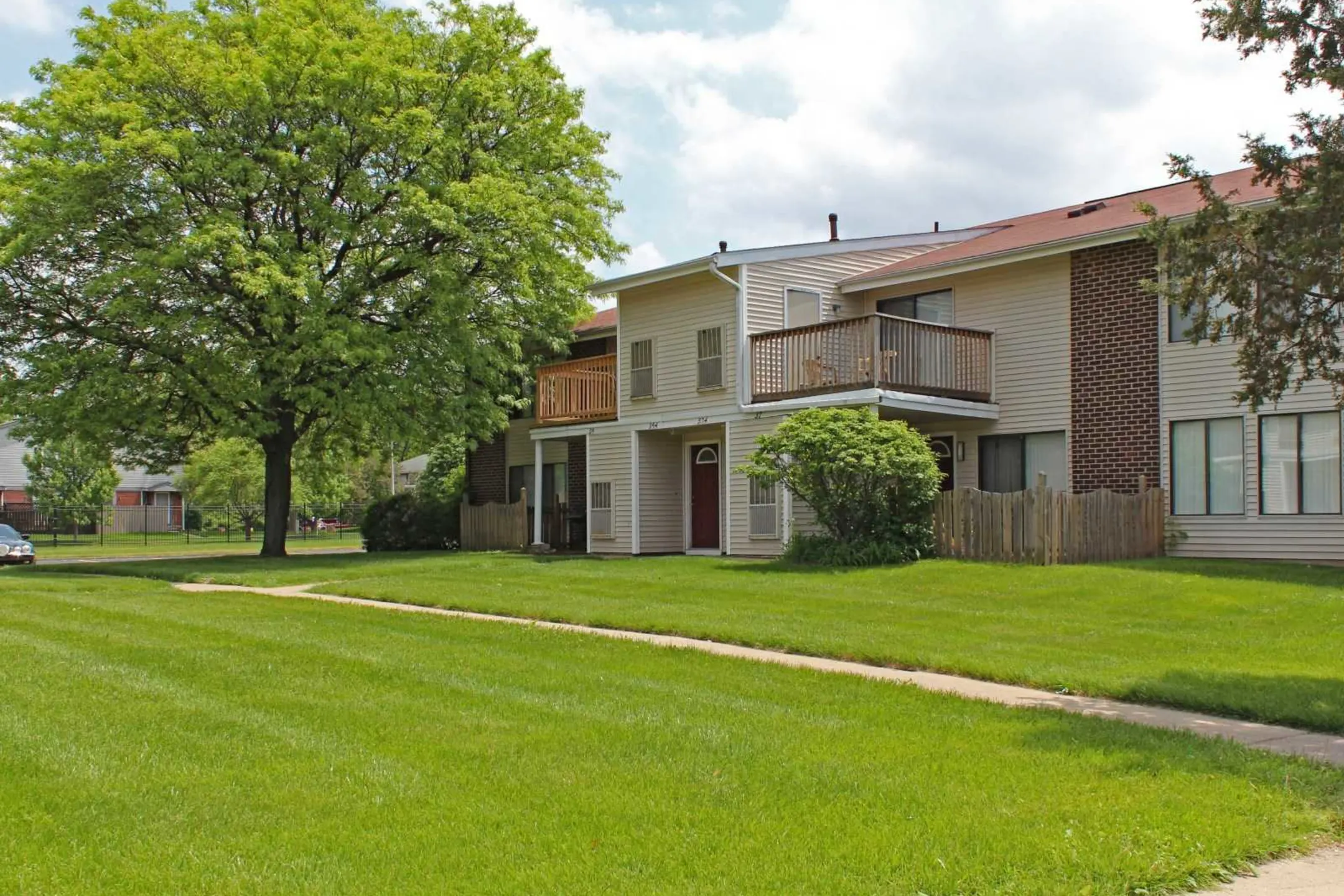 Auburn Heights Apartments - 44 Birwoode Dr | Pontiac, MI Apartments for ...