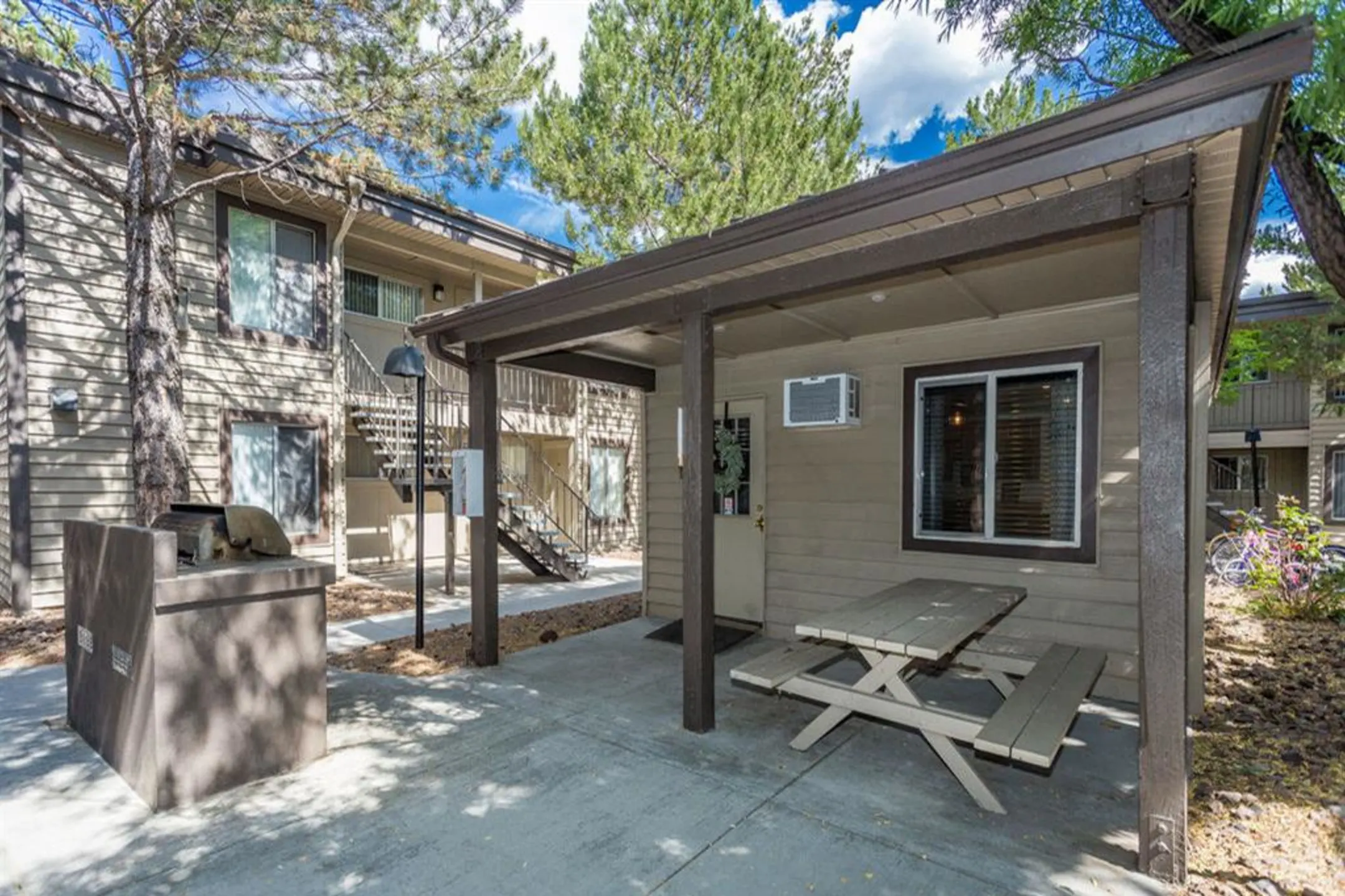 Pine View Village - 700 S Blackbird Roost | Flagstaff, AZ Apartments ...