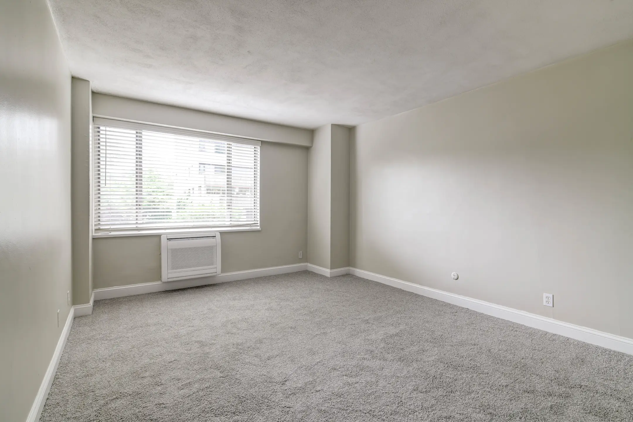 Living Room - Barclay on Beacon - Brookline, MA