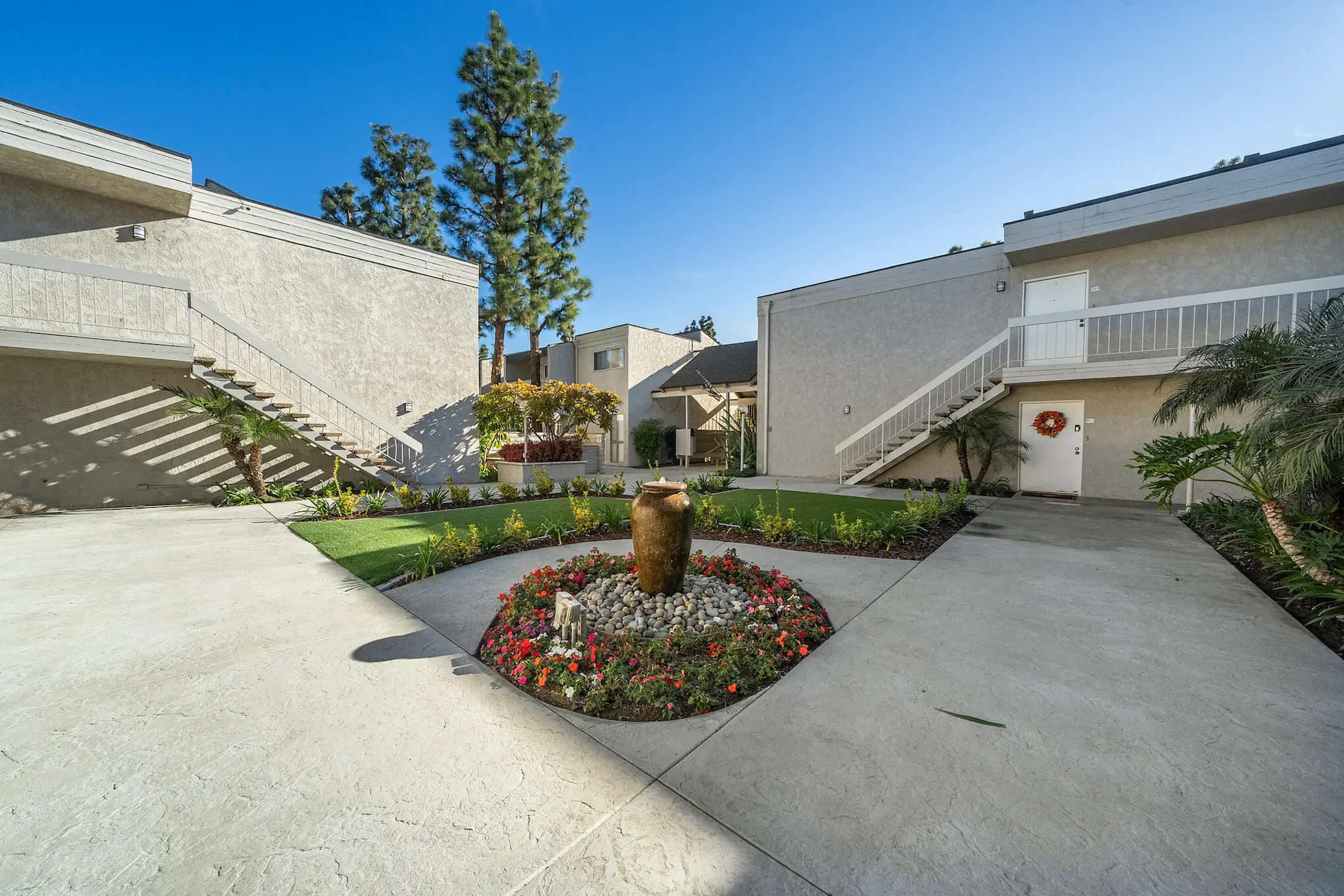 Woodbriar Apartments 10415 Paramount Blvd Downey, CA Apartments for