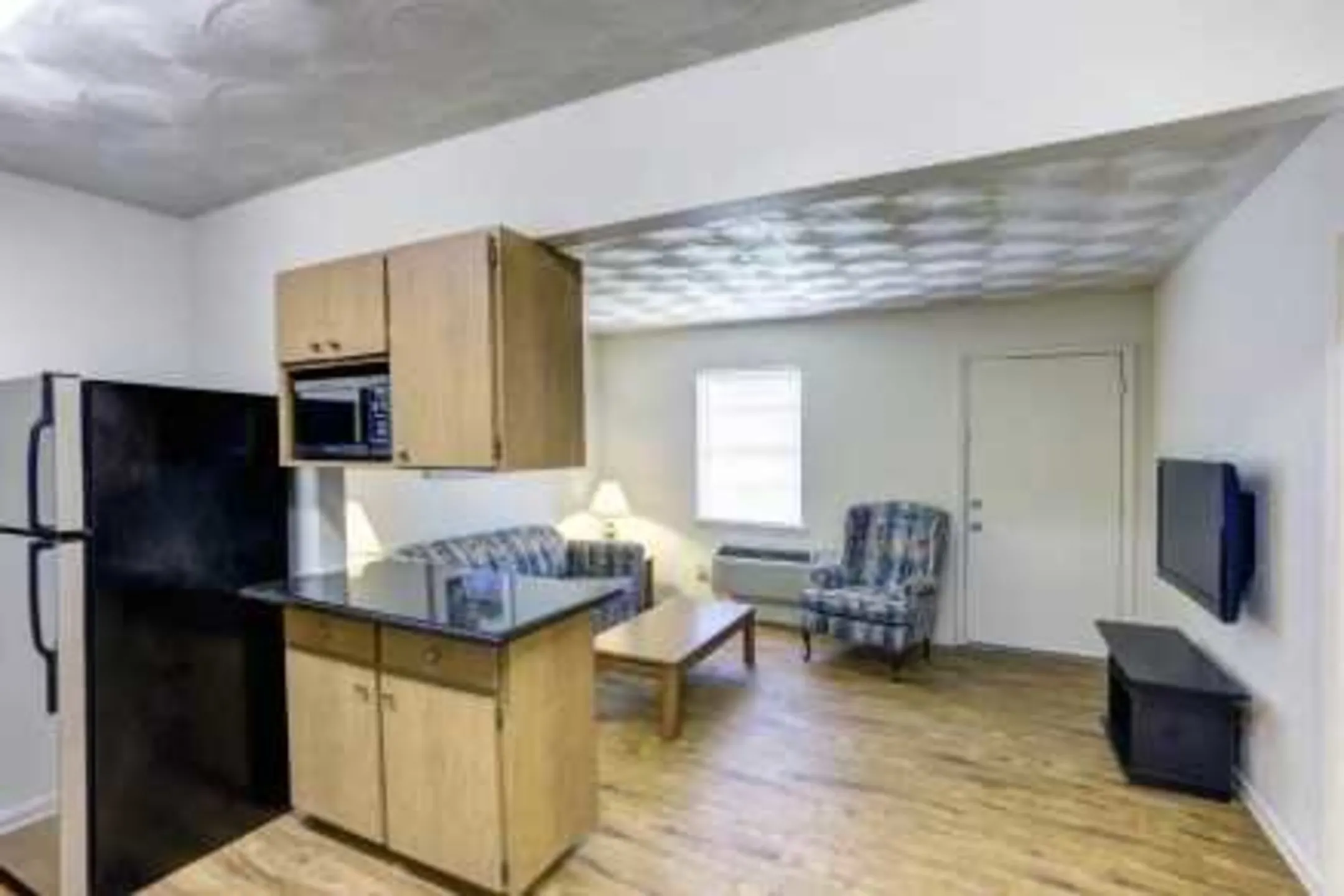 Kitchen - Oakwood Crest Furnished Apartments - Euless, TX
