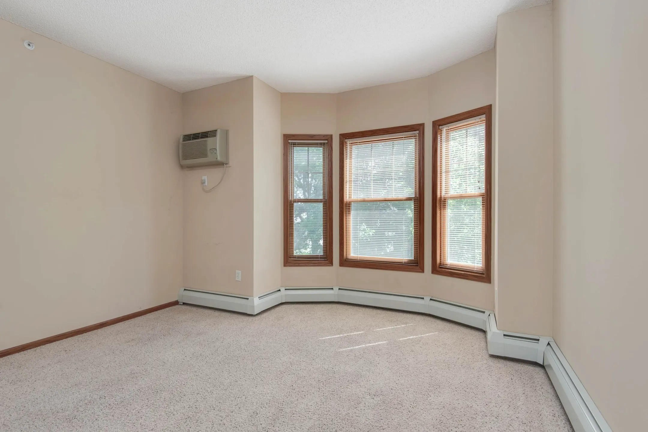 Oaks Hiawatha Station Apartments Minneapolis, MN 55406