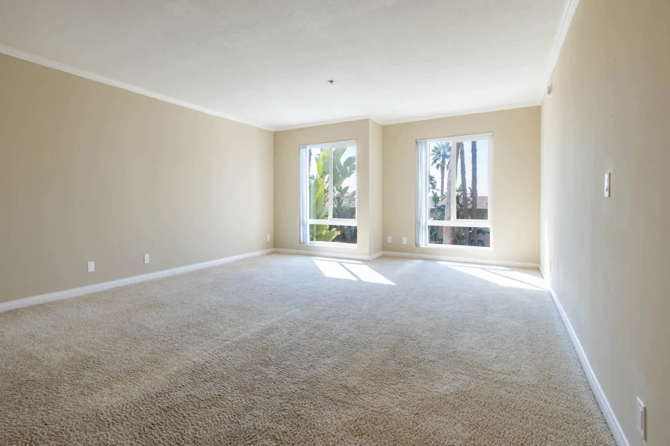 Living Room - Vantage Hollywood Apartments - Los Angeles, CA