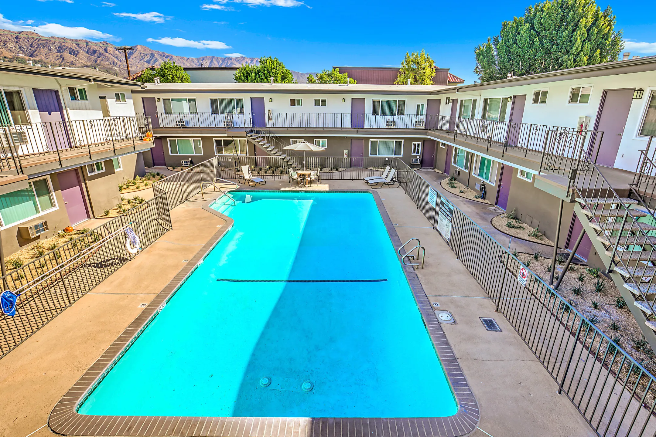 Pool - Luxe at Burbank - Burbank, CA