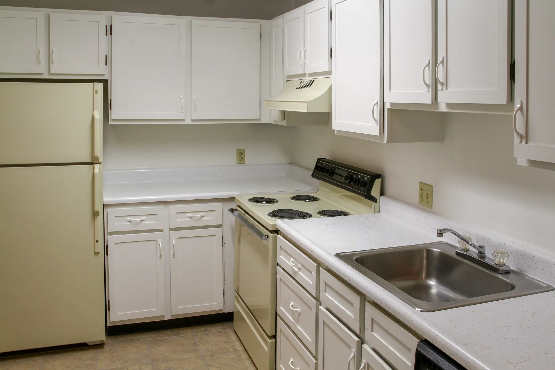 Kitchen - Colony Bay Apartments - Fort Wayne, IN
