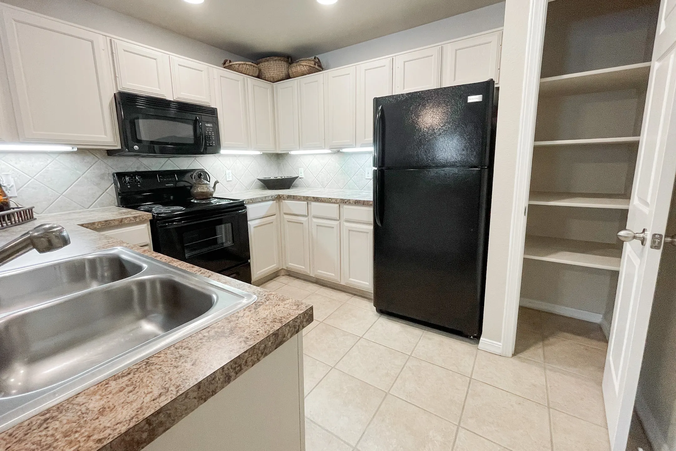 Kitchen - Saddlebrook - Dallas, TX