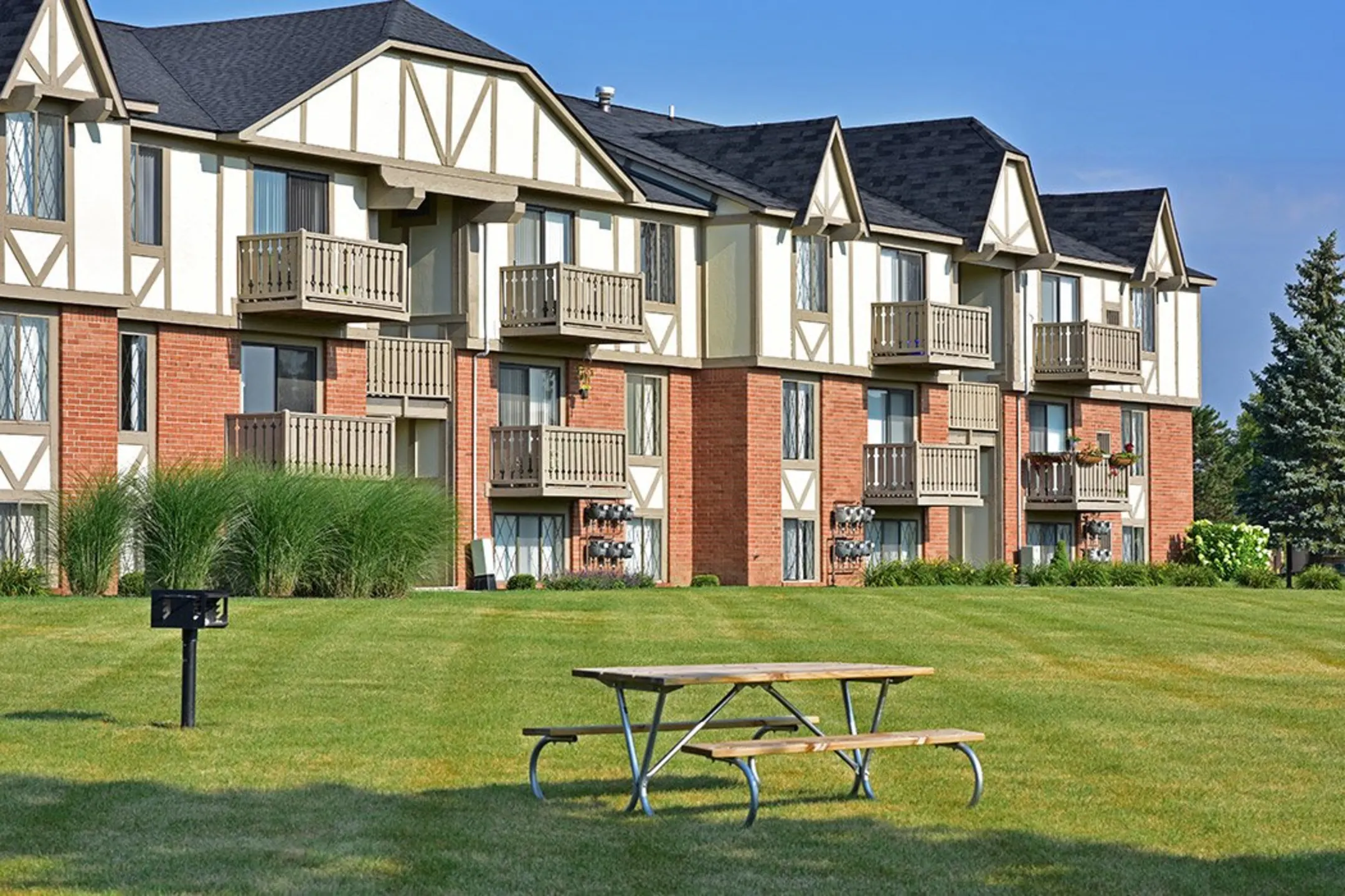 Perry Place Apartments - Grand Blanc, MI 48439