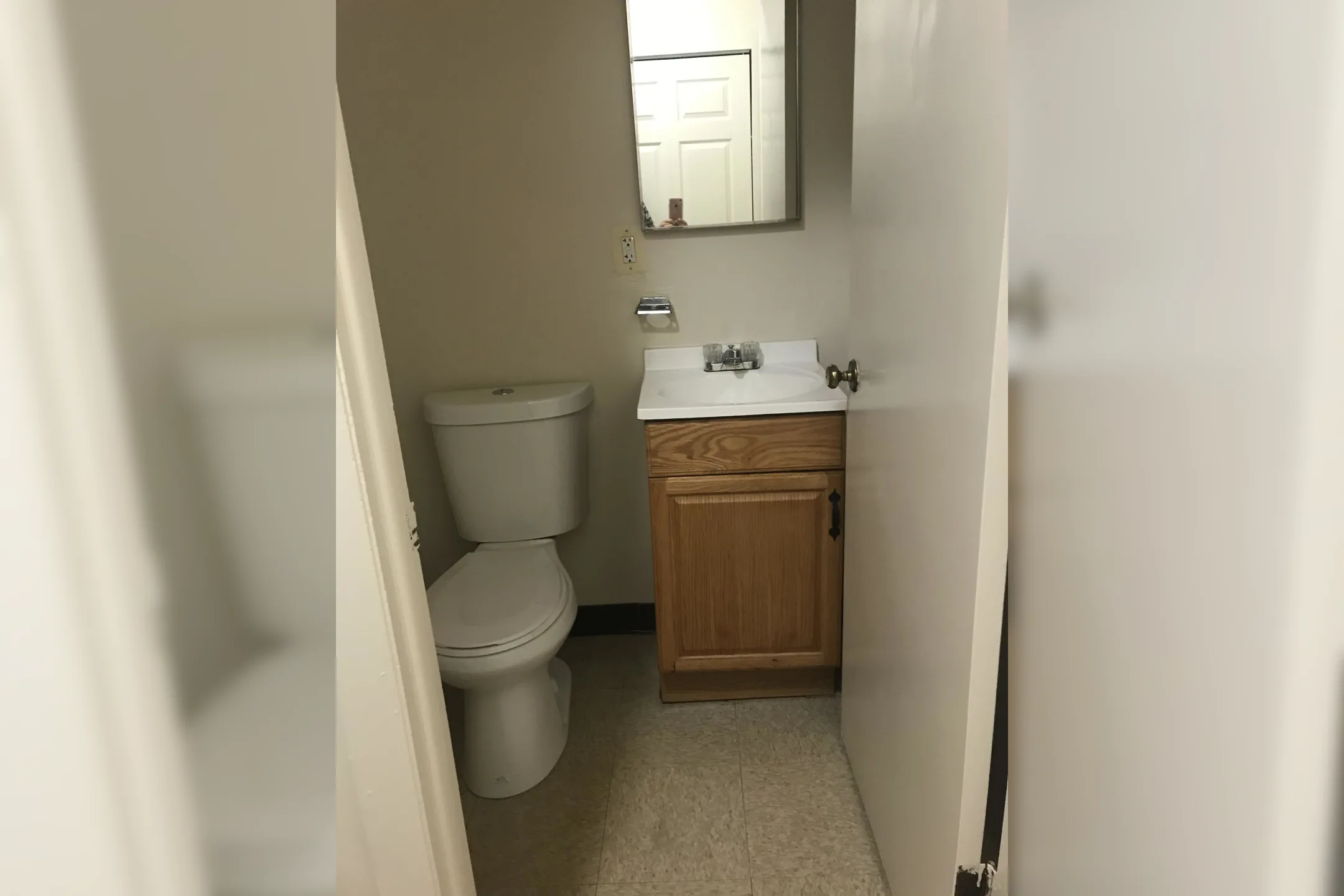 Bathroom - Piperbrook Apartments - West Hartford, CT